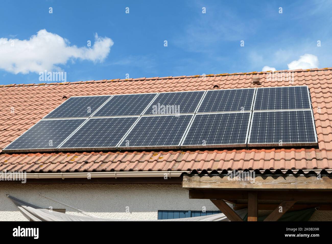 Photovoltaik-Paneele auf dem Dach eines Hauses installiert. Sonnenkollektoren auf einem Dach. Stockfoto