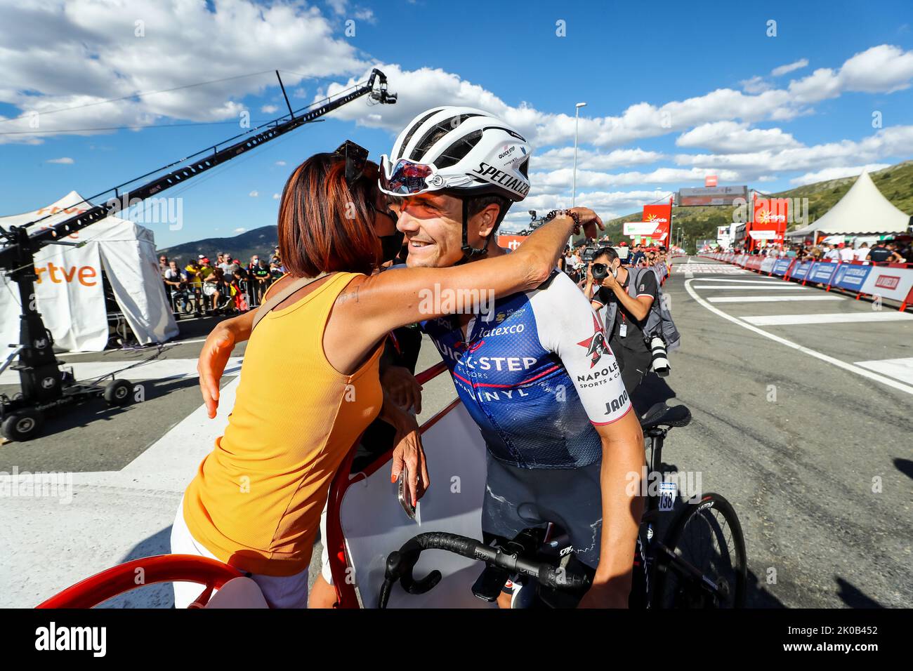 Remco Evenepoels Mutter Agna Van Eeckhout feiert mit dem Belgier Louis Vervaeke von Quick-Step Alpha Vinyl nach der Etappe 20 der Ausgabe 2022 der 'Vuelta a Espana', Rundfahrt durch Spanien, von Moralzarzal nach Puerto de Navacerrada (181km), Spanien, Samstag, 10. September 2022. BELGA FOTO DAVID PINTENS Stockfoto