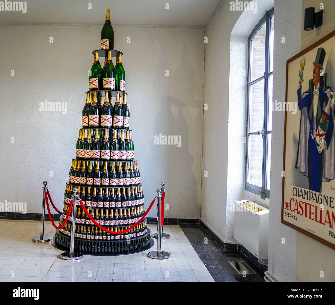 Champagner-Flaschen im Champagne de Castellane House in Epernay, Frankreich. Stockfoto