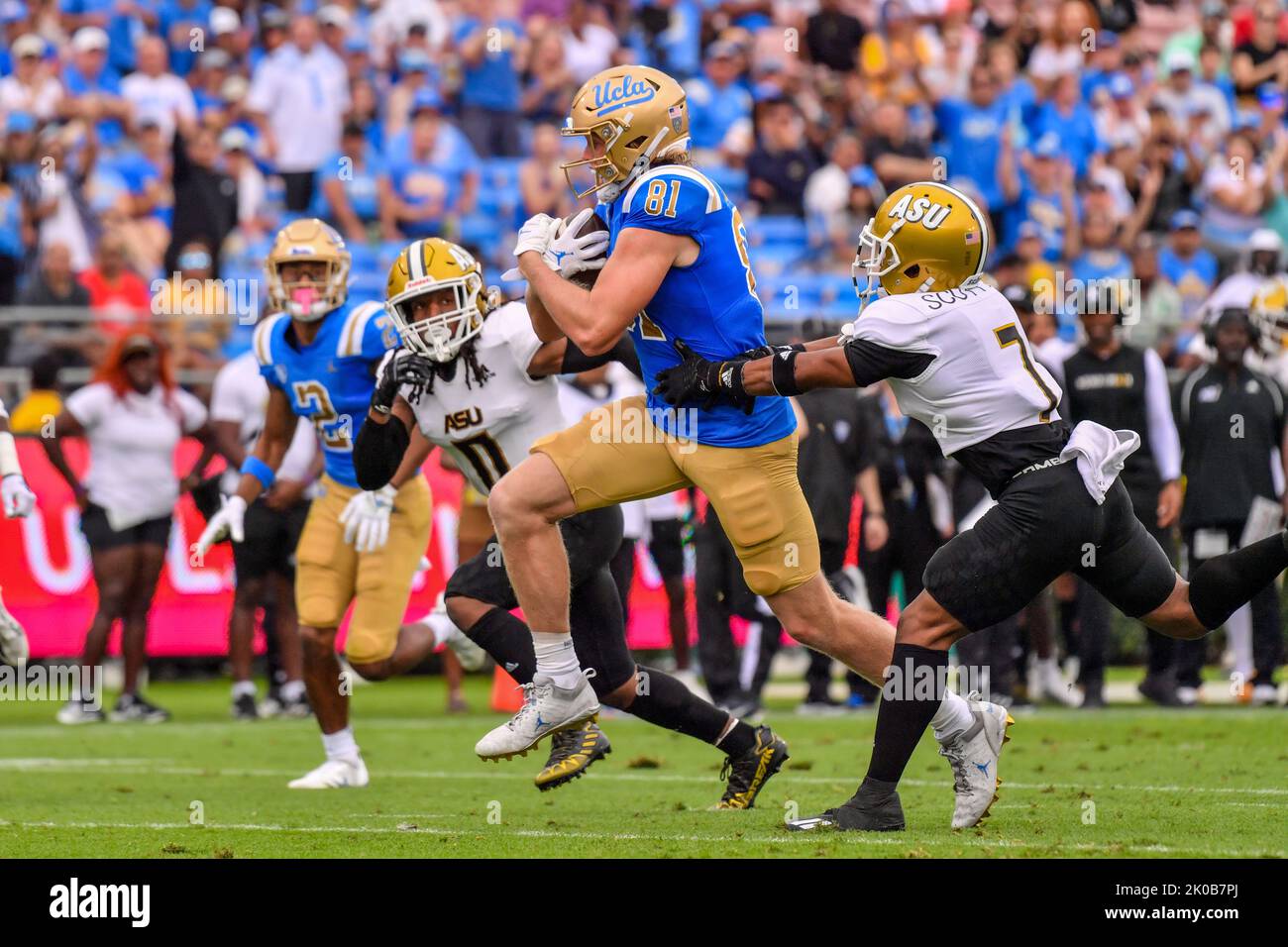 Pasadena, CA. 10. September 2022. UCLA Bruins Tight End Hudson Habermehl #81 fängt den Pass und läuft für den Touchdown, als Alabama State Hornets defensive Back Jeffrey Scott Jr. #7 im ersten Viertel des NCAA Football Spiels zwischen den UCLA Bruins und den Alabama State Hornets bei der Rose in Aktion verteidigt Bowl in Pasadena, Kalifornien. Obligatorisches Foto: Louis Lopez/Cal Sport Media/Alamy Live News Credit: CAL Sport Media/Alamy Live News Stockfoto