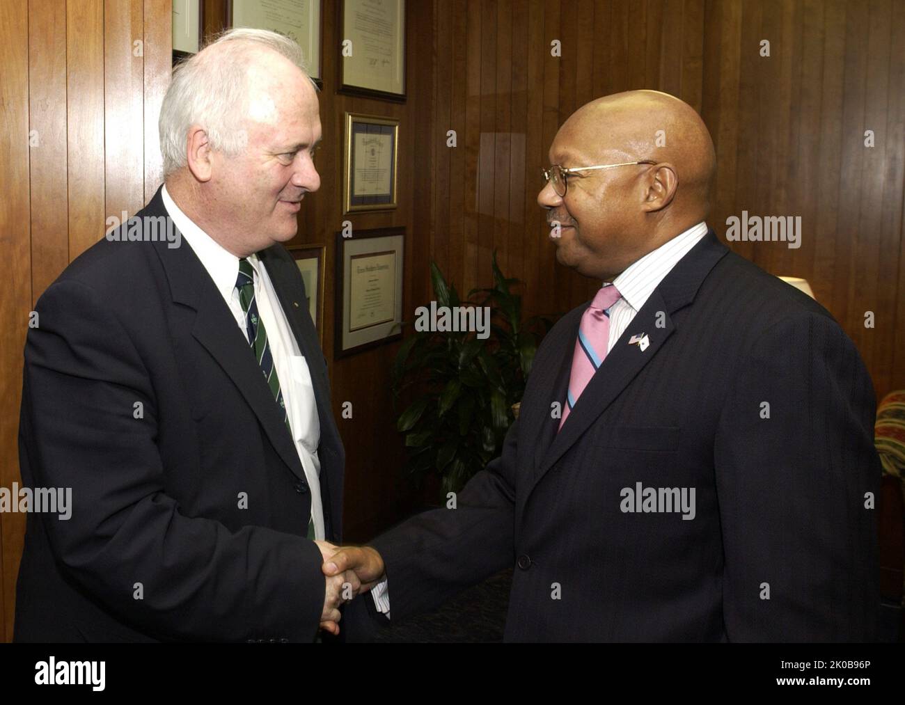 Sekretär Alphonso Jackson mit dem Botschafter der Europäischen Union John Bruton - Sekretär Alphonso Jackson trifft sich mit dem Botschafter der Europäischen Union in den USA, John Bruton, am HUD-Hauptsitz. Sekretär Alphonso Jackson mit dem EU-Botschafter John Bruton, Sekretär Alphonso Jackson mit dem Botschafter der Europäischen Union in den USA, John Bruton, im HUD-Hauptquartier. Stockfoto