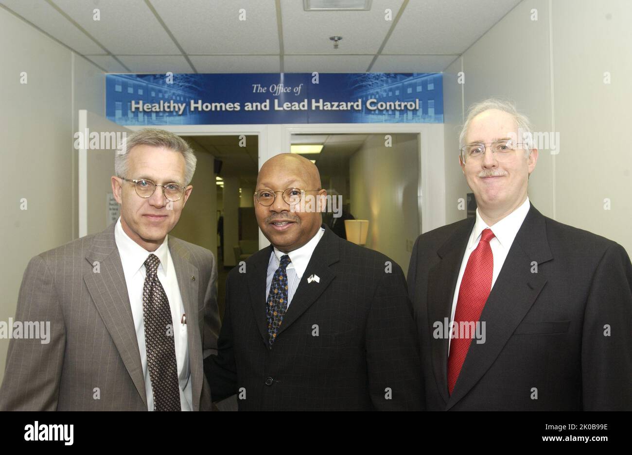 Sekretär Alphonso Jackson bei einer Bürotour zu gesunden Häusern - Sekretär Alphonso Jackson besucht Arbeitsbereiche und trifft Mitarbeiter im HUD-Büro für gesunde Häuser und die Gefahrenkontrolle. Die Tour wurde von Bürodirektor Jon Gant geleitet. Sekretär Alphonso Jackson über das Thema „Healthy Homes Office Tour“, Sekretär Alphonso Jackson besucht Arbeitsbereiche und trifft Mitarbeiter im Büro für gesunde Häuser von HUD und die Gefahrenkontrolle. Die Tour wurde von Bürodirektor Jon Gant geleitet. Stockfoto