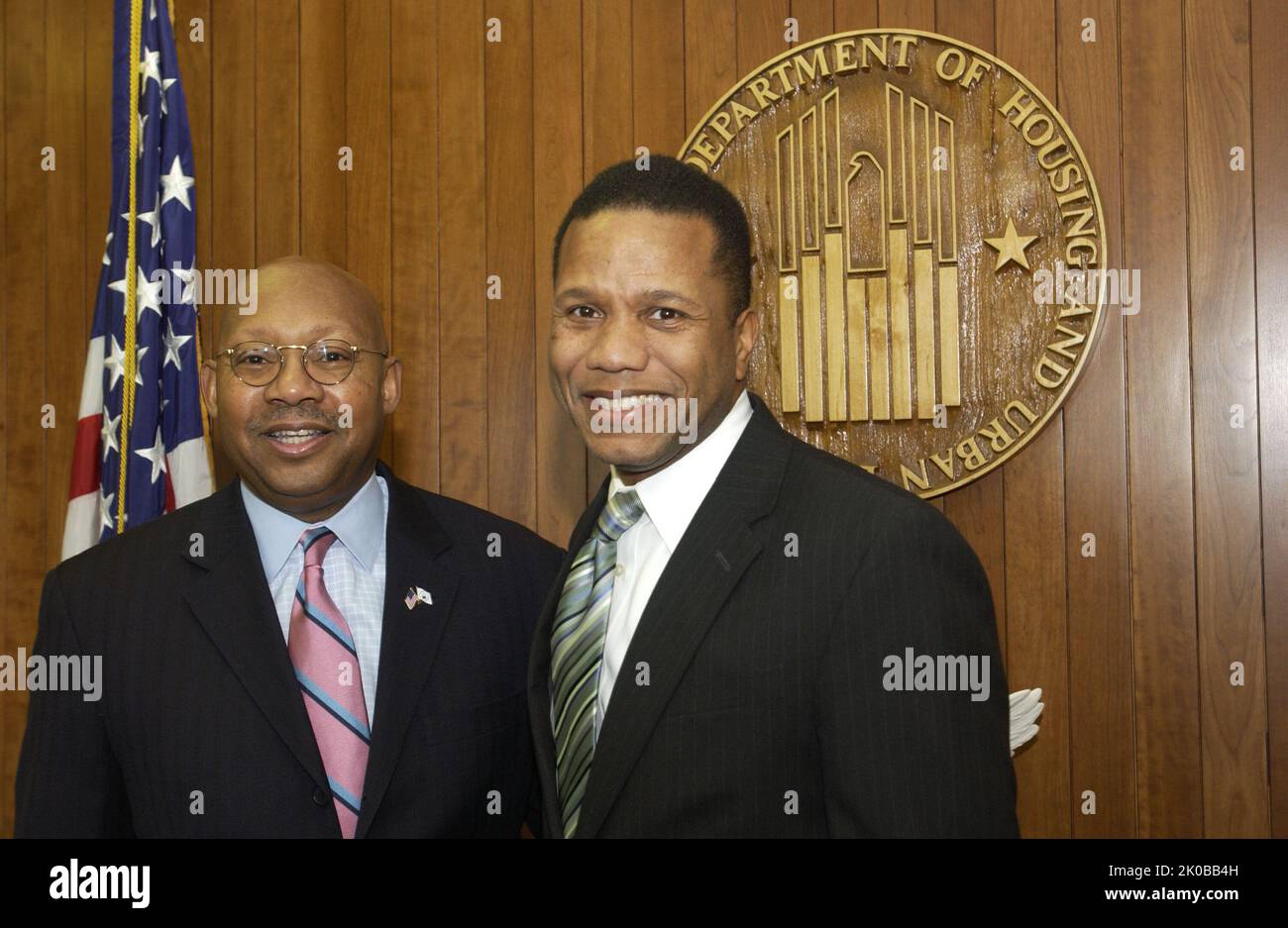 Sekretär Alphonso Jackson mit Claude Allen - Sekretär Alphonso Jackson trifft sich mit Claude Allen, ehemaliger Assistent von Präsident George W. Bush für Innenpolitik, am HUD-Hauptquartier. Sekretär Alphonso Jackson mit Claude Allen Subject, Sekretär Alphonso Jackson Treffen mit Claude Allen, ehemaliger Assistent von Präsident George W. Bush für Innenpolitik, am HUD Headquarters. Stockfoto