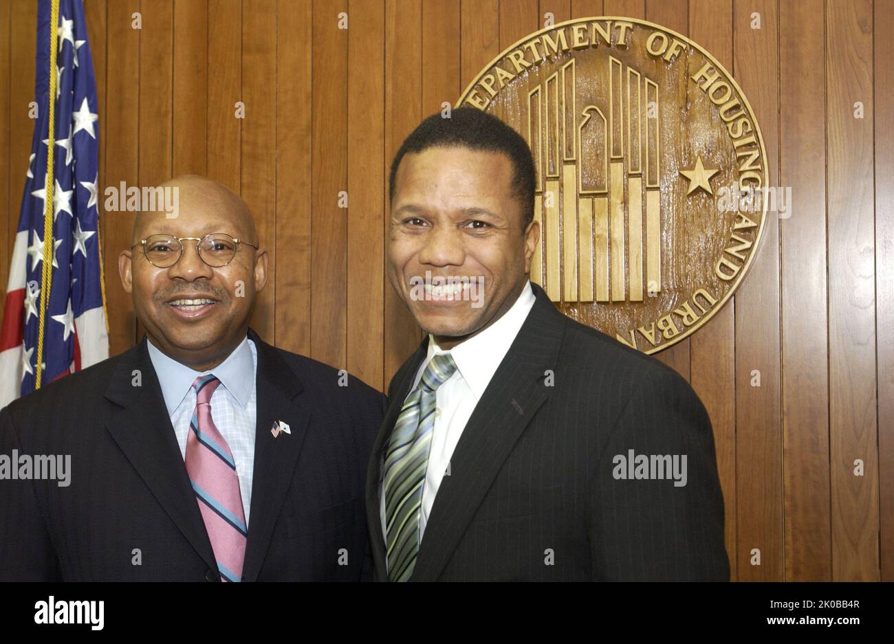 Sekretär Alphonso Jackson mit Claude Allen - Sekretär Alphonso Jackson trifft sich mit Claude Allen, ehemaliger Assistent von Präsident George W. Bush für Innenpolitik, am HUD-Hauptquartier. Sekretär Alphonso Jackson mit Claude Allen Subject, Sekretär Alphonso Jackson Treffen mit Claude Allen, ehemaliger Assistent von Präsident George W. Bush für Innenpolitik, am HUD Headquarters. Stockfoto