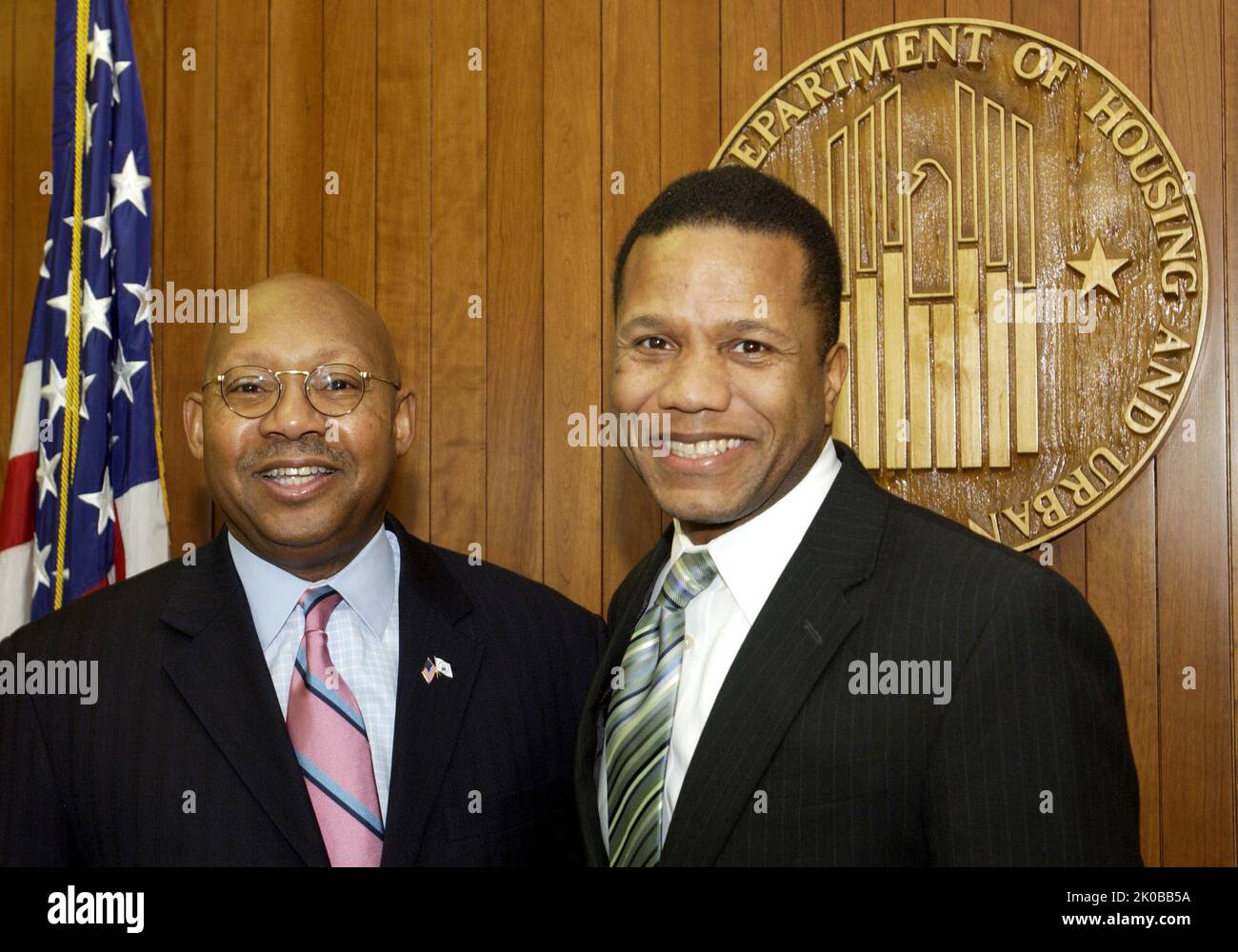 Sekretär Alphonso Jackson mit Claude Allen - Sekretär Alphonso Jackson trifft sich mit Claude Allen, ehemaliger Assistent von Präsident George W. Bush für Innenpolitik, am HUD-Hauptquartier. Sekretär Alphonso Jackson mit Claude Allen Subject, Sekretär Alphonso Jackson Treffen mit Claude Allen, ehemaliger Assistent von Präsident George W. Bush für Innenpolitik, am HUD Headquarters. Stockfoto