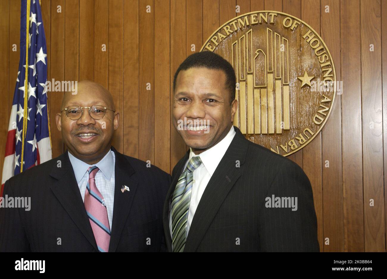 Sekretär Alphonso Jackson mit Claude Allen - Sekretär Alphonso Jackson trifft sich mit Claude Allen, ehemaliger Assistent von Präsident George W. Bush für Innenpolitik, am HUD-Hauptquartier. Sekretär Alphonso Jackson mit Claude Allen Subject, Sekretär Alphonso Jackson Treffen mit Claude Allen, ehemaliger Assistent von Präsident George W. Bush für Innenpolitik, am HUD Headquarters. Stockfoto