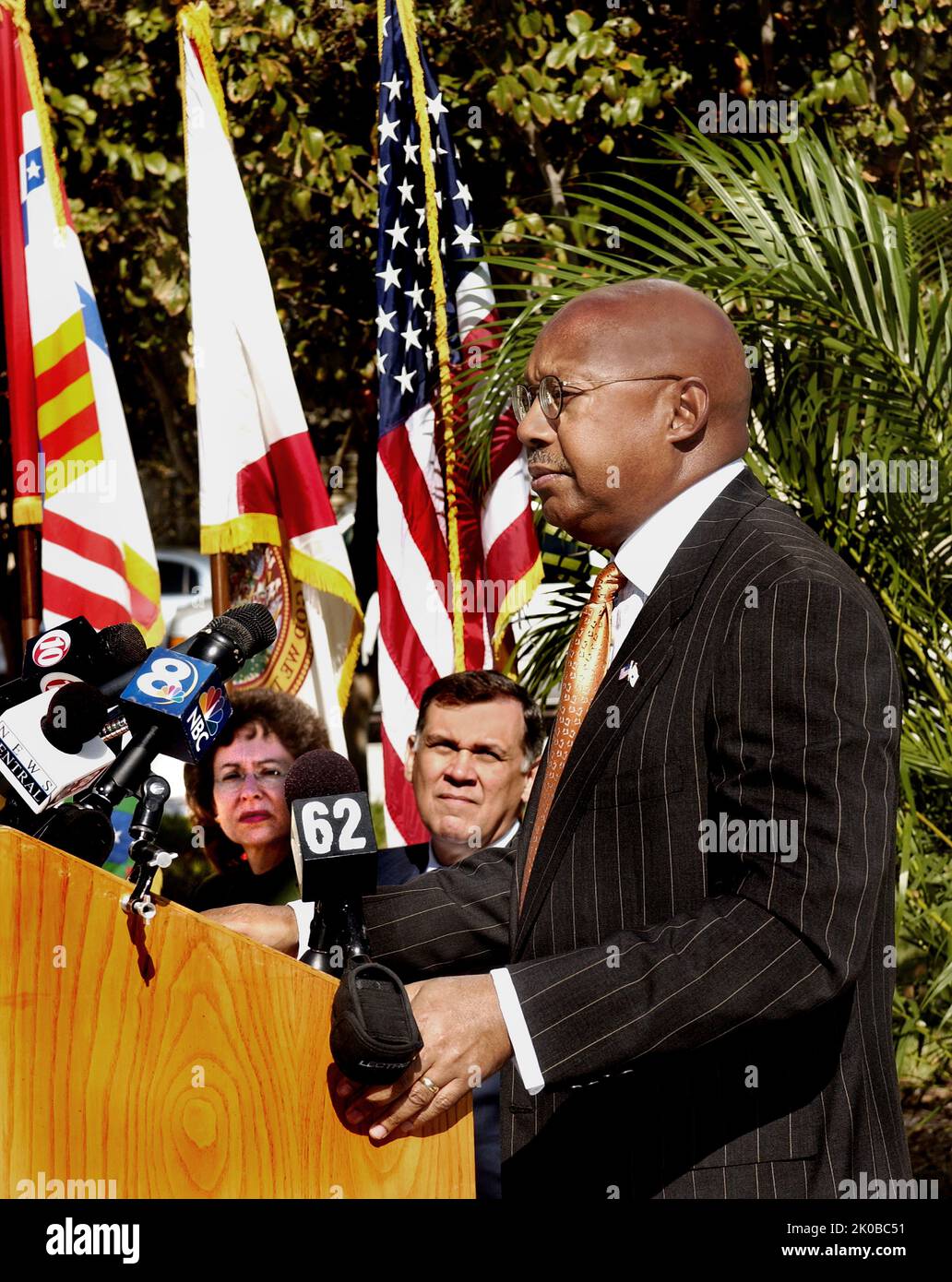 Minister Jackson. Sekretär Alphonso Jackson in Tampa, Florida Veranstaltungsdatum: Aufgenommen 1/08/2005; kopiert 1/05/2006 Thema, Sekretär Alphonso Jackson in Tampa, Florida, Beitritt Florida Senator, und der ehemalige HUD-Sekretär, Mel Martinez, sowie Tampa Bürgermeister Pam Iorio für die Ankündigung der Wohnungsvermittlung für Menschen mit AIDS (HOPWA) Zuschuss an die Stadt. Stockfoto