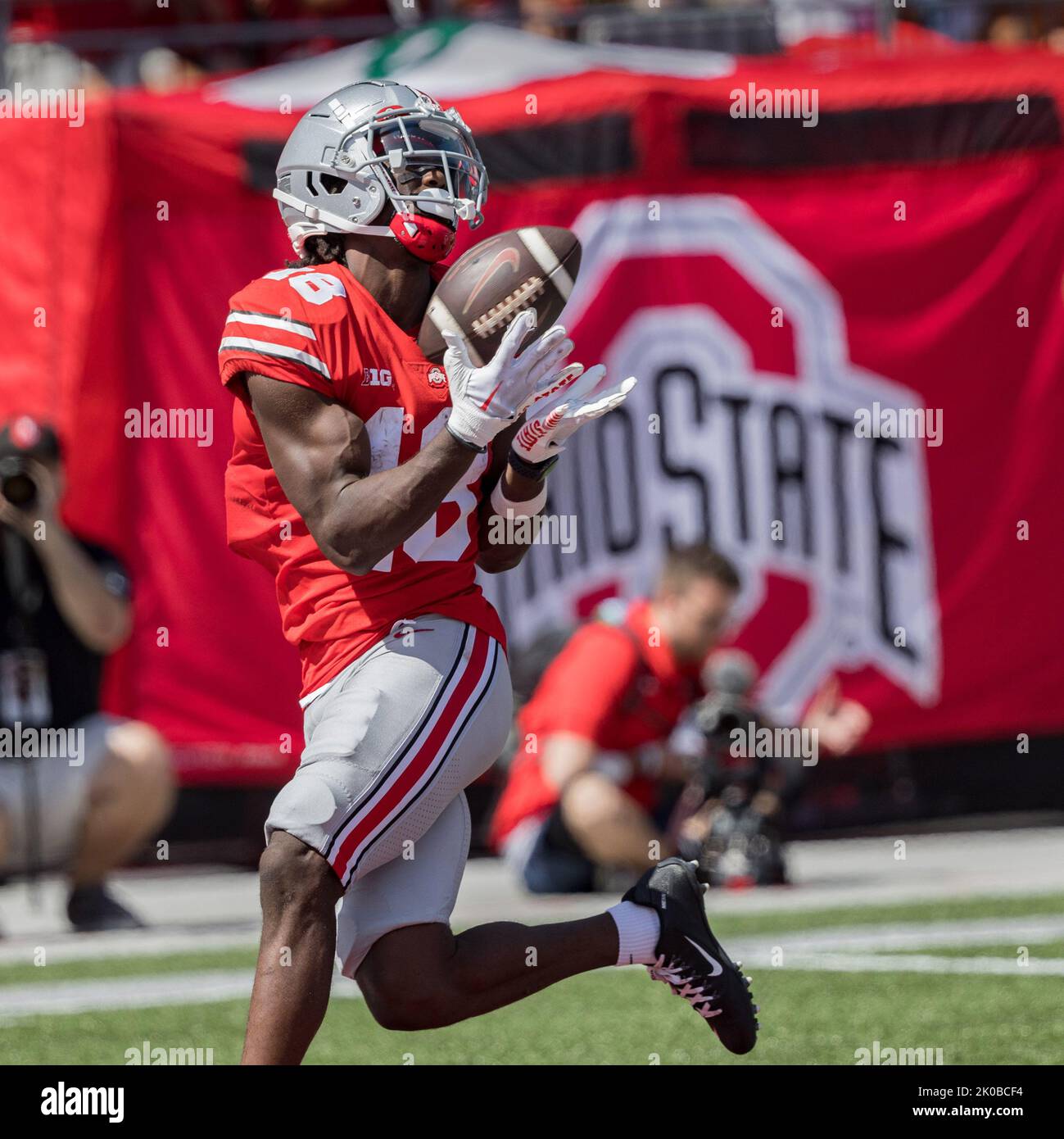 Columbus, Ohio, USA. 10. September 2022. Ohio State Buckeyes Wide Receiver MARVIN HARRISON JR. (18) erhascht einen Pass für einen Touchdown während des Spiels zwischen den Arkansas State Red Wolves und den Ohio State Buckeyes im Ohio Stadium. (Bild: © Scott Stuart/ZUMA Press Wire) Stockfoto