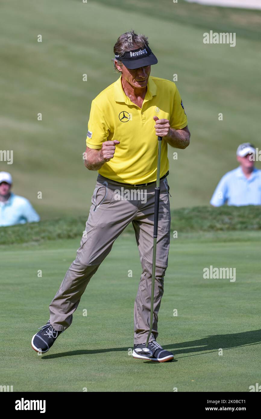 Jennings, Missouri, USA . 10. September 2022: Golfer Bernhard langer feiert nach dem Sinken eines Birdie Putt auf dem 11. Green während der zweiten Runde des Ascension Charity Classic im Norwood Hills Country Club in Jennings, MO Richard Ulreich/CSM Credit: CAL Sport Media/Alamy Live News Stockfoto