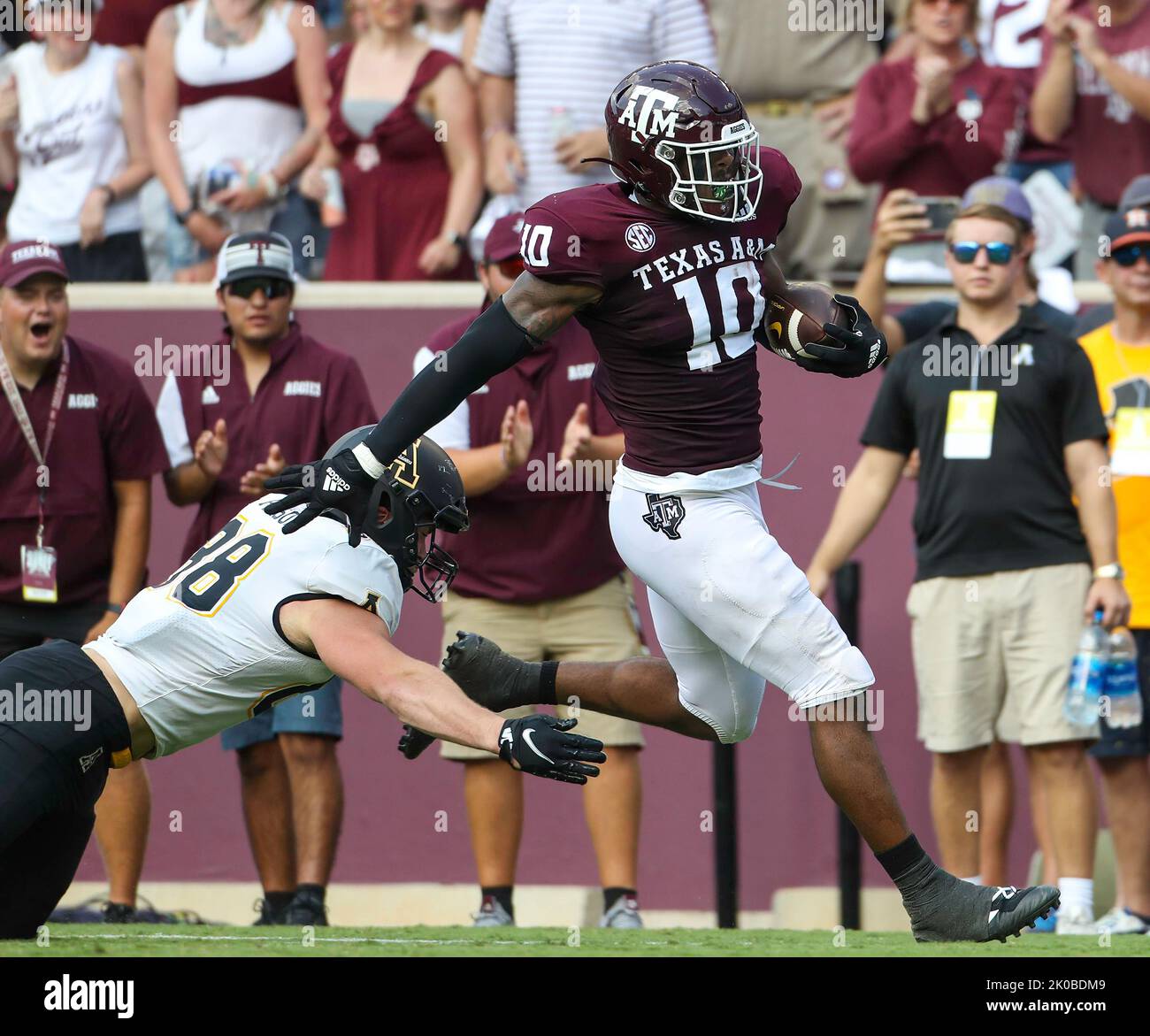 College Station, TX, USA. 10. September 2022. Fadil Diggs (10), Verteidigungslineman von Texas A&M, gibt einen anfechtigen Fumble für einen Touchdown auf ein Spiel zurück, das Beamte während eines College-Fußballspiels zwischen Texas A&M und Appalachian State am 10. September als unvollständigen Pass umgedreht haben. 2022 in College Station, Texas. Nicht rangierte Appalachian State Unreed No. 6 Texas A&M 17-14. (Bild: © Scott Coleman/ZUMA Press Wire) Stockfoto
