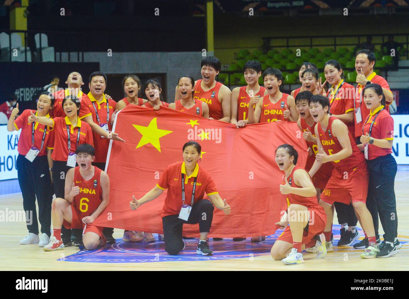 Bangalore, Indien. 10. September 2022. Mitglieder Chinas feiern, nachdem sie das Halbfinale gegen Japan bei der FIBA U18 Women's Asian Basketball Championship in Bangalore, Indien, am 10. September 2022 gewonnen haben. Quelle: Str/Xinhua/Alamy Live News Stockfoto