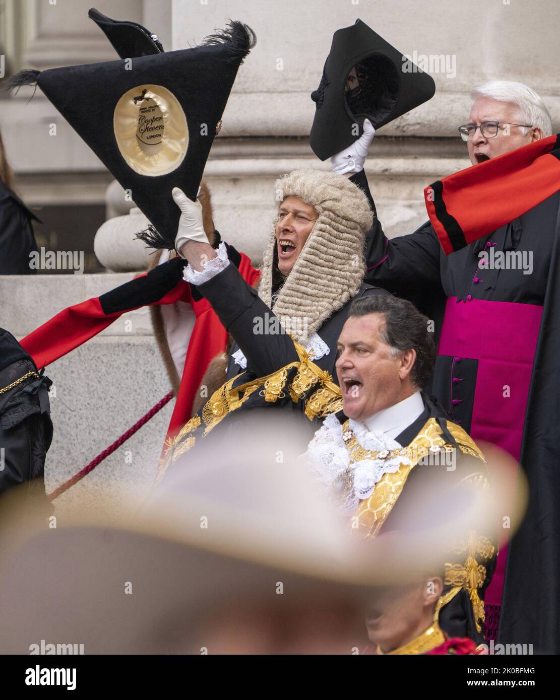 London, Großbritannien. 11. September 2022. Mitglieder der Coldstream Guards heben ihre Bärenfellmütze auf, während sie den neuen König nach der Proklamation des britischen Königs Karl III. Am Freitag, dem 10. September 2022, im Friary Court im St. James's Palace in London begrüßen. König Karl III. Versprach, dem Beispiel seiner Mutter des „lebenslangen Dienstes“ in seiner Antrittsrede an Großbritannien und den Commonwealth am Freitag zu folgen, nachdem er nach dem Tod von Königin Elizabeth II. Am 8. September auf den Thron bestiegen hatte. Foto vom britischen Verteidigungsminister/UP Quelle: UPI/Alamy Live News Stockfoto