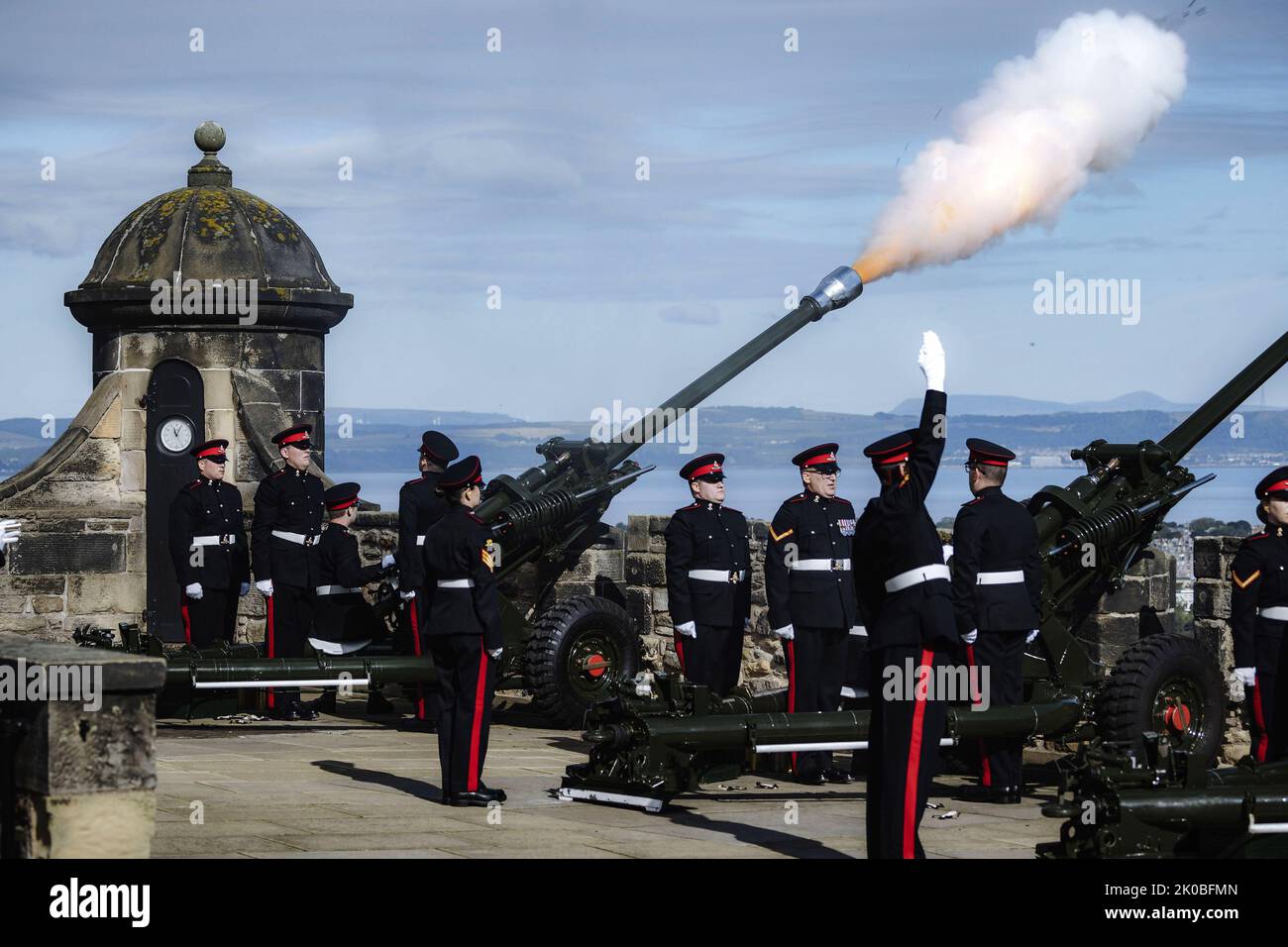 Edinburgh, Großbritannien. 11. September 2022. Der Royal Salute wird vom 105. Regiment Royal Artillery im Edinburgh Castle abgefeuert, das anlässlich der Hauptproklamation von König Karl III. Am Samstag, dem 10. September 2022, in Edinburgh, Schottland, stattfindet. König Karl III. Versprach, dem Beispiel seiner Mutter des „lebenslangen Dienstes“ in seiner Antrittsrede an Großbritannien und den Commonwealth am Freitag zu folgen, nachdem er nach dem Tod von Königin Elizabeth II. Am 8. September auf den Thron bestiegen hatte. Foto vom britischen Verteidigungsminister/UP Quelle: UPI/Alamy Live News Stockfoto