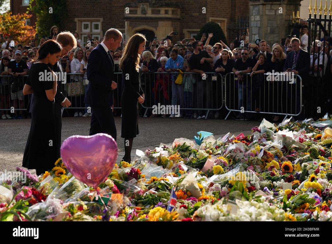 Der britische Prinz Harry, der Herzog von Sussex, (L) seine Frau Meghan, die Herzogin von Sussex (2. August), der britische Prinz William, der Prinz von Wales (2. August) und die britische Prinzessin Catherine von Wales, (R) Sehen Sie sich Blumengebete an, die von Mitgliedern der Öffentlichkeit auf dem Long Walk am Samstag, dem 10. September 2022, im Schloss Windsor verlogen wurden. König Karl III. Versprach, dem Beispiel seiner Mutter des „lebenslangen Dienstes“ in seiner Antrittsrede an Großbritannien und den Commonwealth am Freitag zu folgen, nachdem er nach dem Tod von Königin Elizabeth II. Am 8. September auf den Thron bestiegen hatte. Foto von Photo by The Royal Family/ UPI Stockfoto