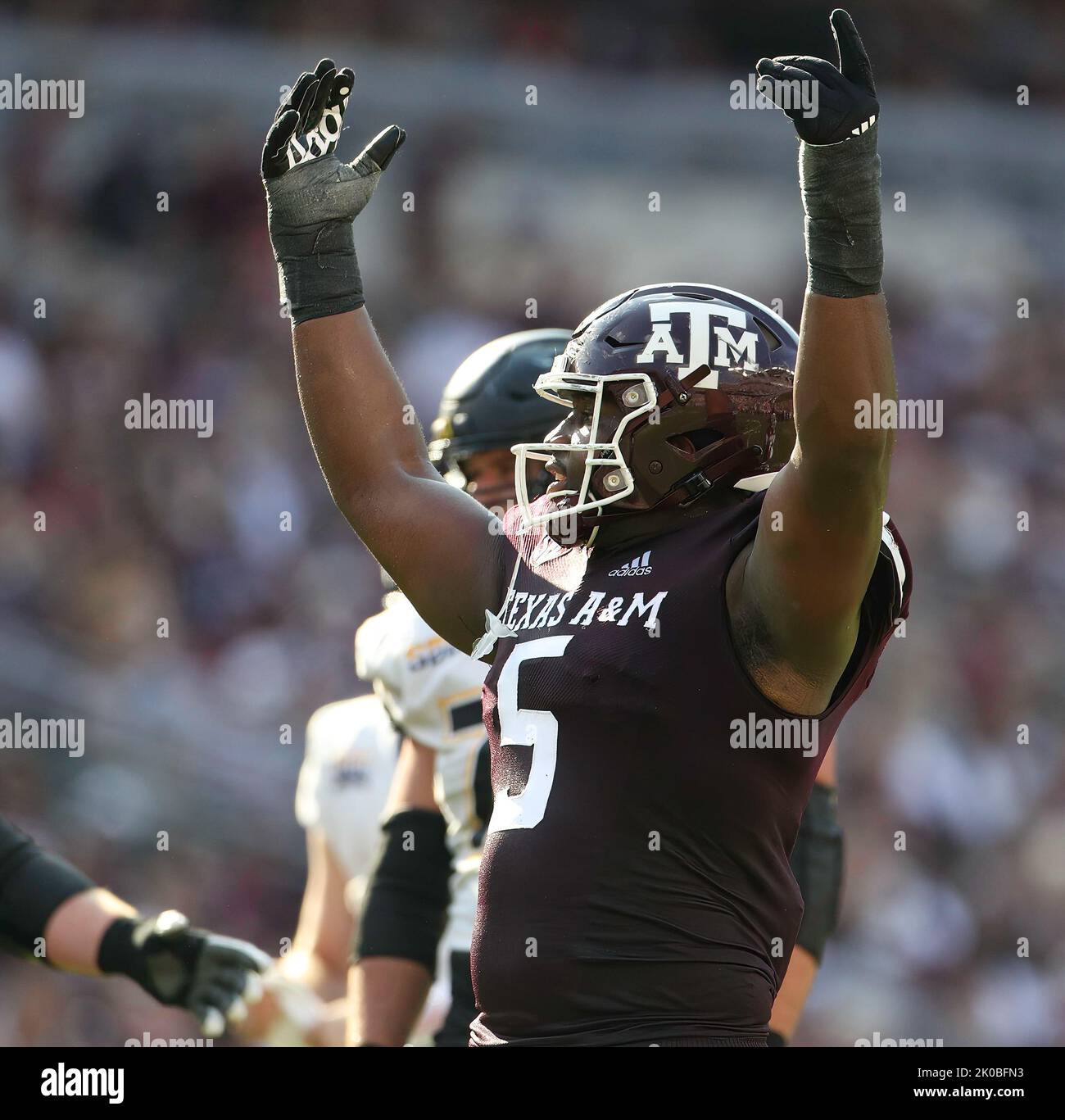 College Station, TX, USA. 10. September 2022. Shemar Turner (5), der Verteidigungslineman von Texas A&M, zeigt sich während eines College-Fußballspiels am 10. September der Menge gegenüber. 2022 in College Station, Texas. Nicht rangierte Appalachian State Unreed No. 6 Texas A&M 17-14. (Bild: © Scott Coleman/ZUMA Press Wire) Stockfoto