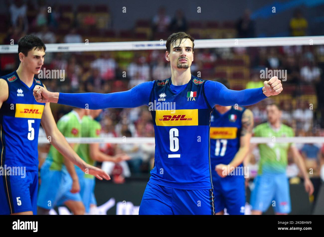 Katowice. 10. September 2022. Simone Giannelli (vorne) aus Italien reagiert während des Halbfinalmatches zwischen Italien und Slowenien bei der Volleyball-Weltmeisterschaft der Männer der FIVB 2022 in Katowice, Polen, am 10. September 2022. Quelle: Lukasz Laskowski/Xinhua/Alamy Live News Stockfoto