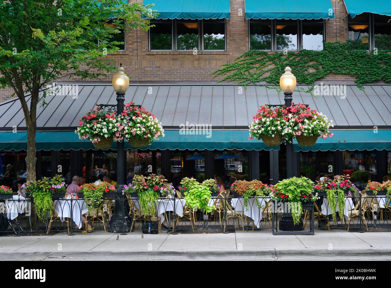Chicago, USA - August 2022: Essen im Freien im Rush Street-Viertel, geschmackvoll mit Blumen dekoriert. Stockfoto