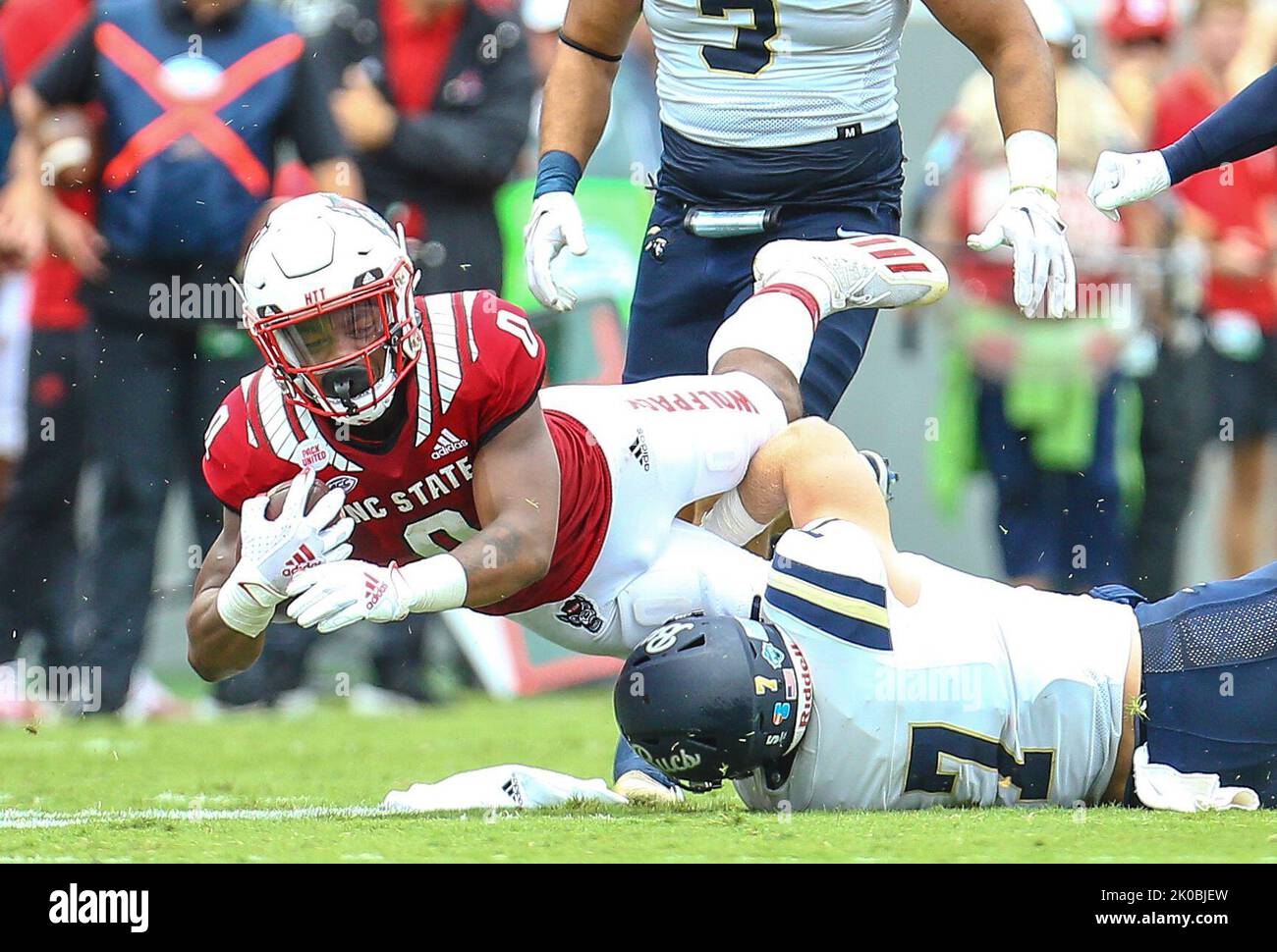 10. September 2022:Charleston Southern sophmore Nick Bartalo( 7) trifft auf NC State sophmore Demie Sumo-Karngbaye (0) NCAEin Fußballspiel zwischen der Charleston Southern University und dem NC State im Carter-Finley Stadium, Raleigh, North Carolina. NC State besiegte Charleston Southern 55- 3. David Beach/CSM Credit: CAL Sport Media/Alamy Live News Stockfoto