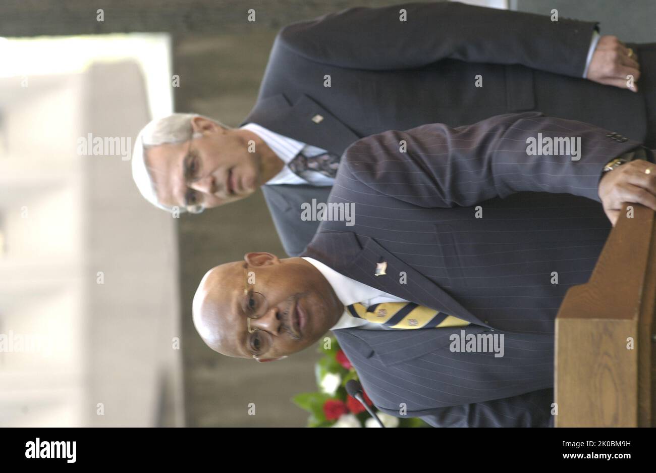Kranzniederlegung zum zehnten Jahrestag des Bombenanschlags in Oklahoma City. Kranzniederlegung zum zehnten Jahrestag des Bombenanschlags in Oklahoma City, markieren der Sekretär Alphonso Jackson und der stellvertretende Sekretär Roy Bernardi die Zeremonie zur Kranzniederlegung des HUD-Hauptquartiers anlässlich des zehnten Jahrestages der Bombardierung des Bundesgebäudes von Alfred P. Murrah in Oklahoma City, Oklahoma, am 19. April 1995. Stockfoto