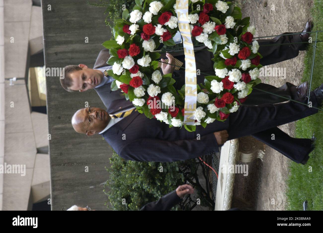 Kranzniederlegung zum zehnten Jahrestag des Bombenanschlags in Oklahoma City. Kranzniederlegung zum zehnten Jahrestag des Bombenanschlags in Oklahoma City, markieren der Sekretär Alphonso Jackson und der stellvertretende Sekretär Roy Bernardi die Zeremonie zur Kranzniederlegung des HUD-Hauptquartiers anlässlich des zehnten Jahrestages der Bombardierung des Bundesgebäudes von Alfred P. Murrah in Oklahoma City, Oklahoma, am 19. April 1995. Stockfoto