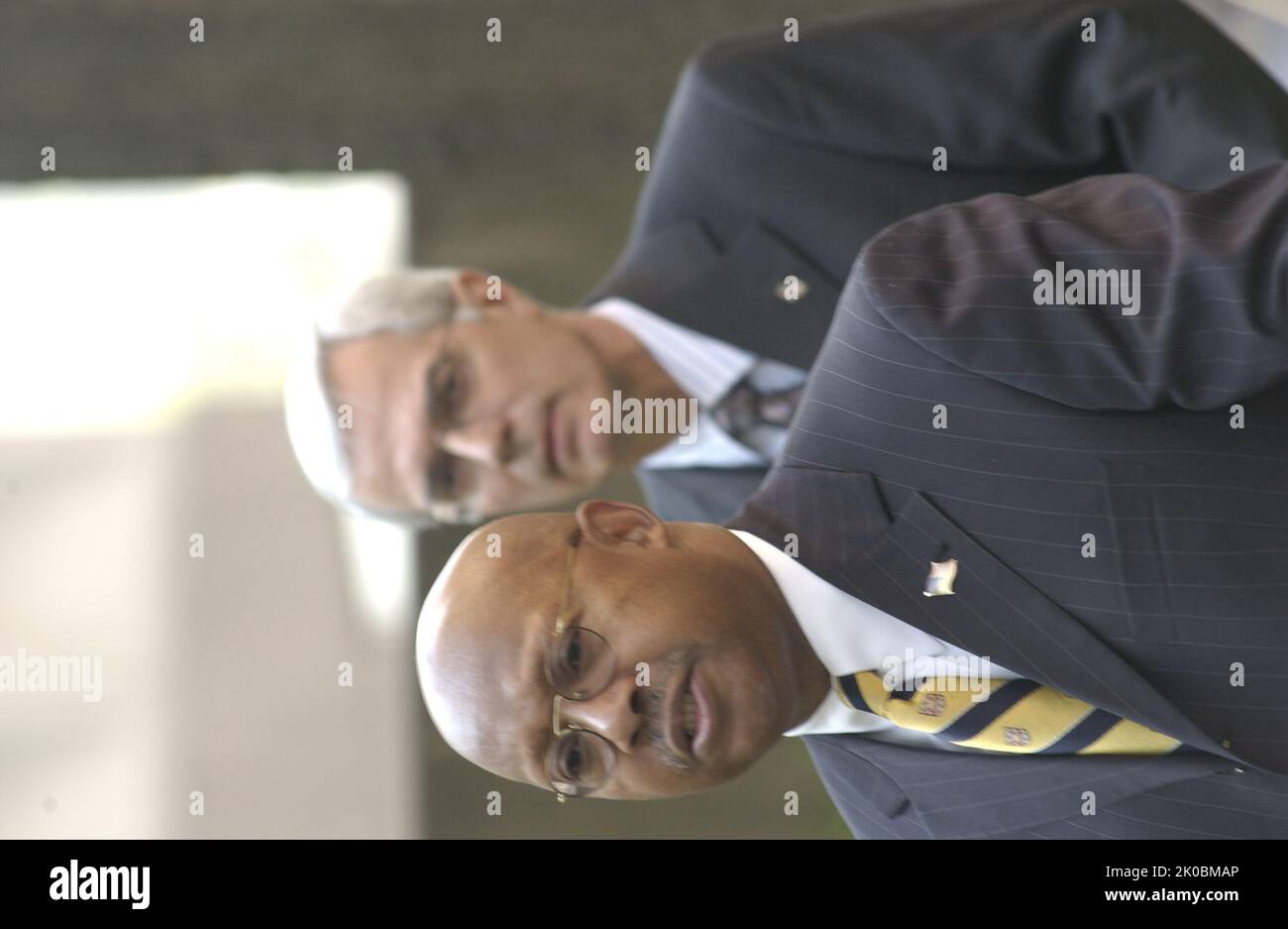 Kranzniederlegung zum zehnten Jahrestag des Bombenanschlags in Oklahoma City. Kranzniederlegung zum zehnten Jahrestag des Bombenanschlags in Oklahoma City, markieren der Sekretär Alphonso Jackson und der stellvertretende Sekretär Roy Bernardi die Zeremonie zur Kranzniederlegung des HUD-Hauptquartiers anlässlich des zehnten Jahrestages der Bombardierung des Bundesgebäudes von Alfred P. Murrah in Oklahoma City, Oklahoma, am 19. April 1995. Stockfoto