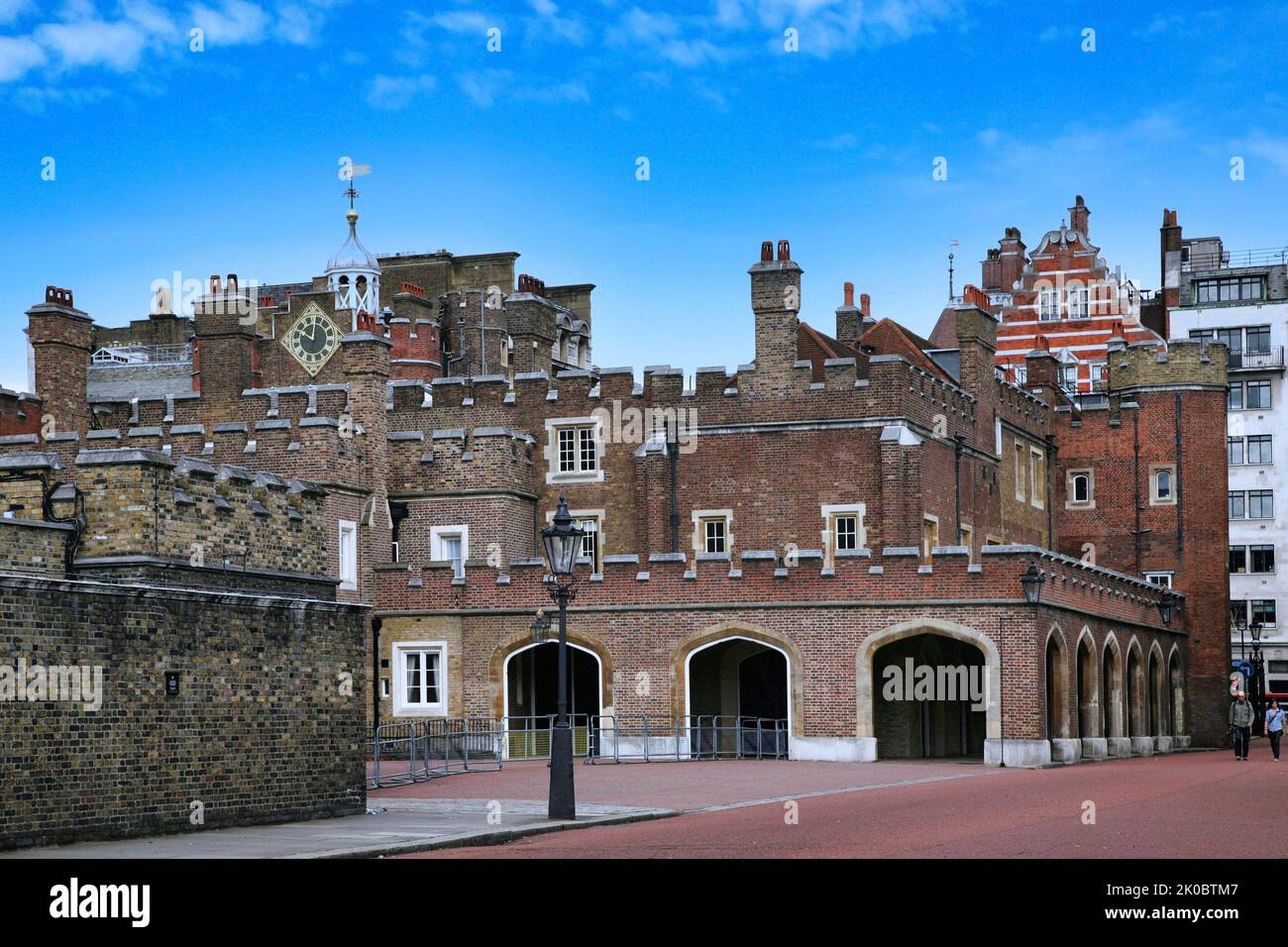 Rückansicht des St. James Palace, London, zeigt den Balkon, von dem aus der Aufstieg des neuen Königs verkündet wird Stockfoto