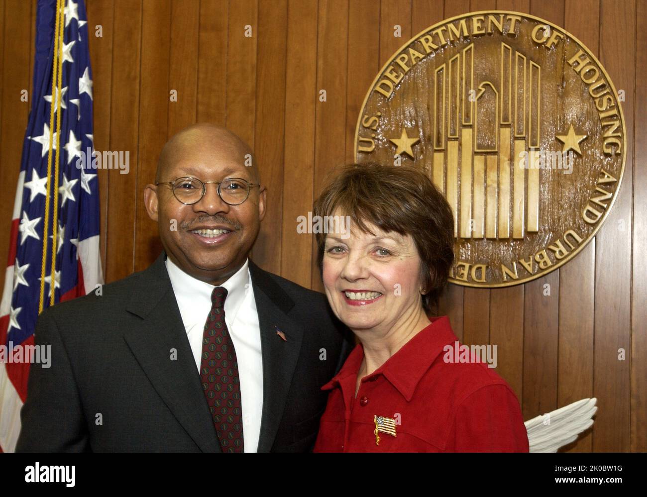 Sekretär Alphonso Jackson mit Mary Ann Wilson. Sekretär Alphonso Jackson mit Mary Ann Wilson-Subjekt, Sekretär Alphonso Jackson mit der offiziellen HUD Richmond-Beamtin Mary Ann Wilson, ausgezeichnete Auszeichnung für den Service Award in ihrer Karriere, einschließlich des Dienstes als Vertreterin des Sekretärs für den Mittelatlantik-Raum und als Vertreterin des Sekretärs in New York City nach dem Terroranschlag von 9/11. Stockfoto