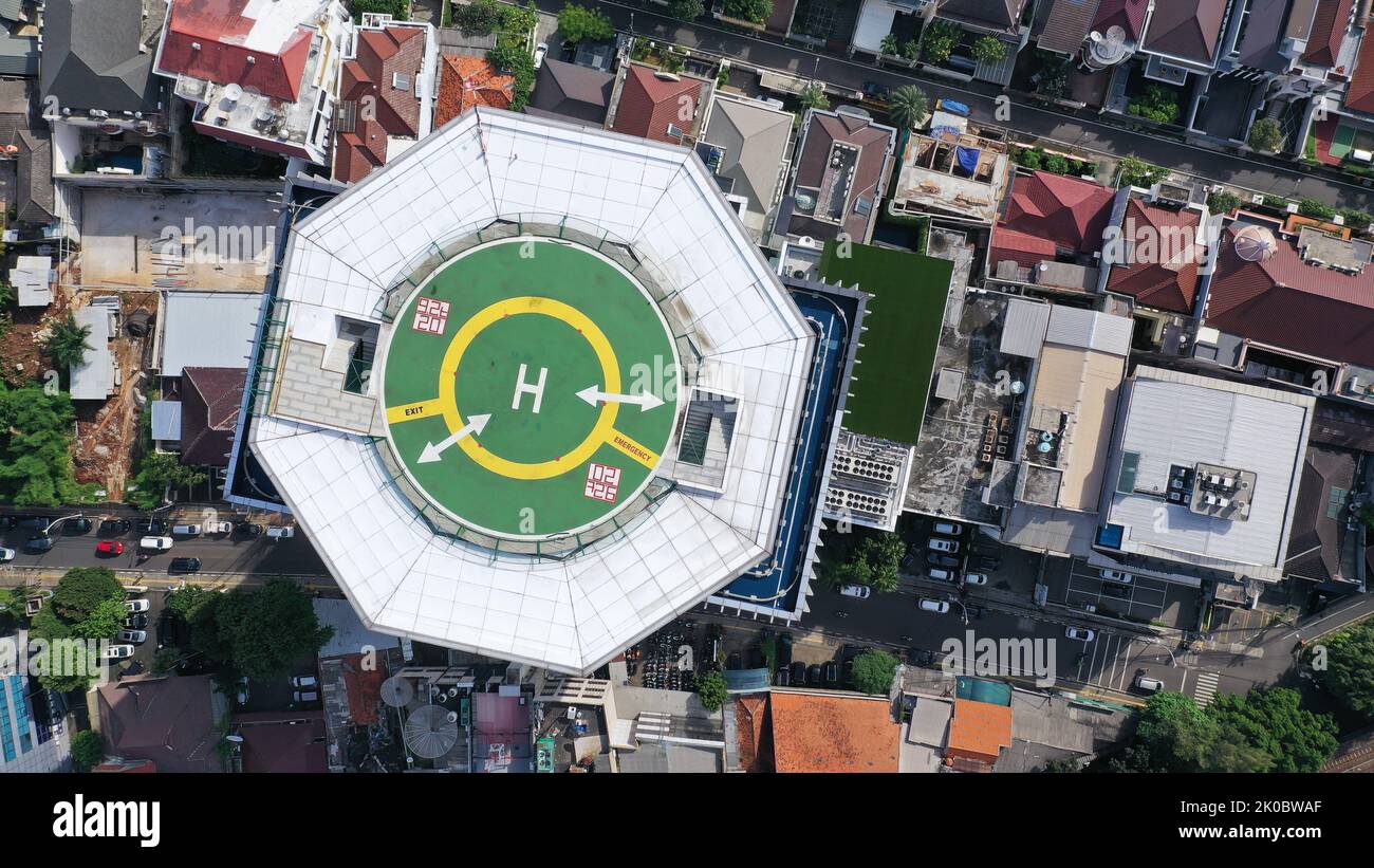 Ein Hubschrauberlandeplatz befindet sich oben auf einem Gebäude in der Innenstadt von Jakarta Stockfoto