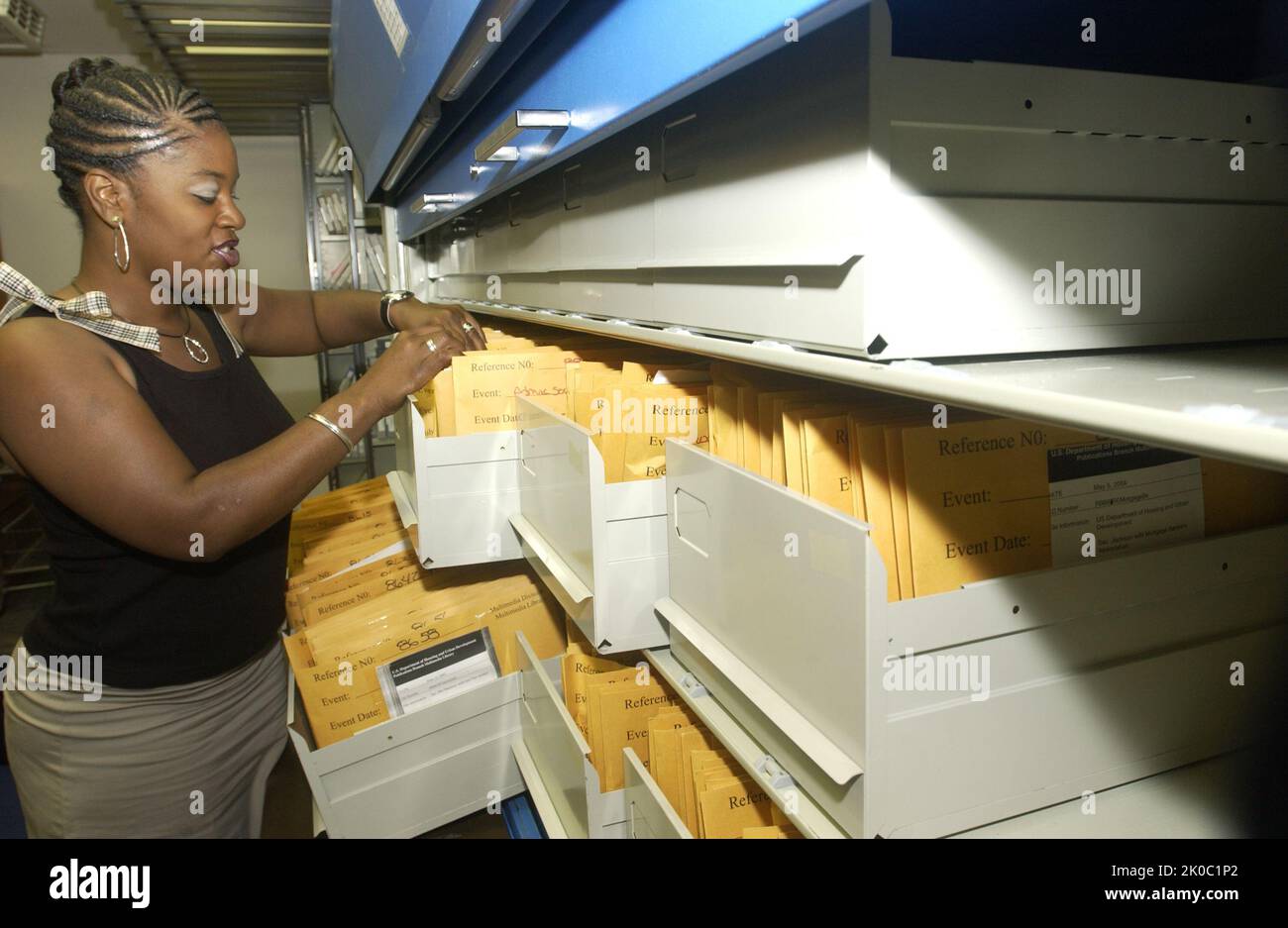 Multimedia Services-Mitarbeiter in Aktion. Multimedia Services Staff in Action Subject, HUD Multimedia Services Staff in Action, mit verschiedenen Technologien. Stockfoto
