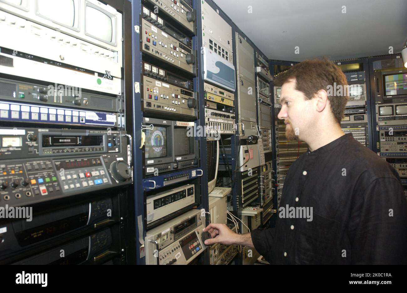 Multimedia Services-Mitarbeiter in Aktion. Multimedia Services Staff in Action Subject, HUD Multimedia Services Staff in Action, mit verschiedenen Technologien. Stockfoto