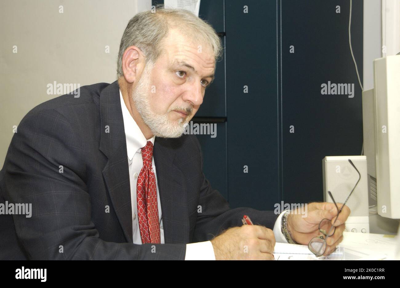 Multimedia Services-Mitarbeiter in Aktion. Multimedia Services Staff in Action Subject, HUD Multimedia Services Staff in Action, mit verschiedenen Technologien. Stockfoto