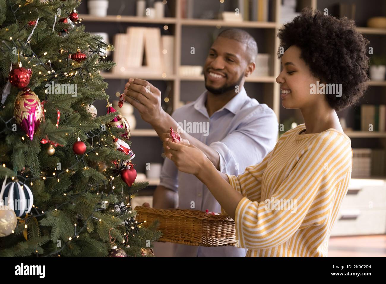 Glückliches süßes afroamerikanisches Paar, das Winterurlaub genießt Stockfoto