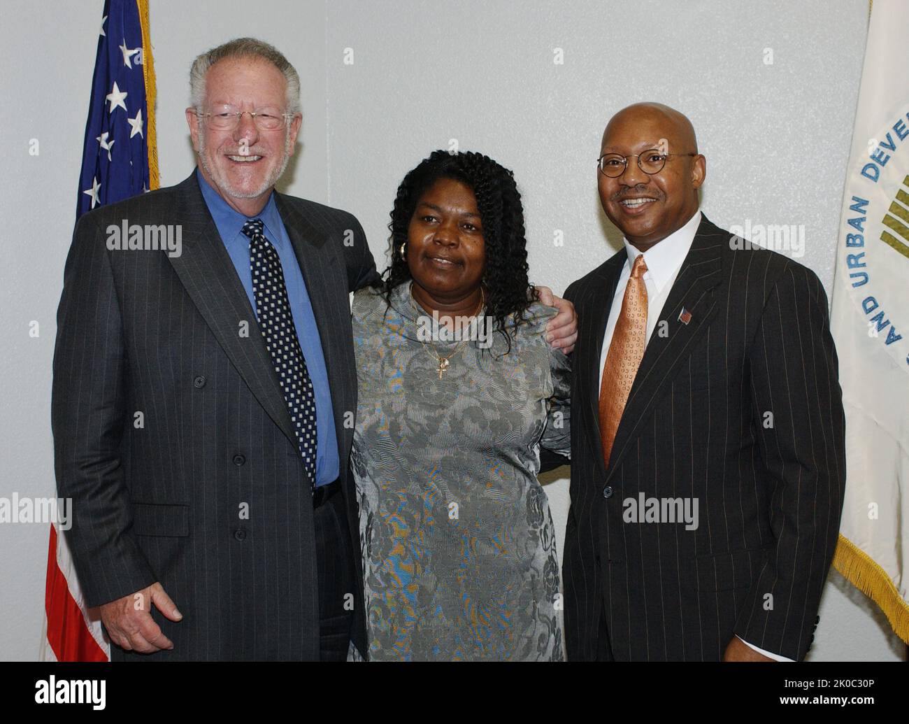 Sekretär Alphonso Jackson in Las Vegas, Nevada. Sekretär Alphonso Jackson in Las Vegas, Nevada Thema, Sekretär Alphonso Jackson bei einem Besuch in Las Vegas, Nevada, wo er mit lokalen HUD-Mitarbeitern traf, trat Finanzminister John Snow und Las Vegas Bürgermeister Oscar Goodman für Eigenheimbesitzer Monat Werbeaktionen, Und kündigte eine Erhöhung der Federal Housing Administration um mehr als 18%%%%%%%%%%%%%%%%%%%%%%%%%%%%%%%%%%%%%%%%%%%%%%%%%%%%%%%%%%%%%%%%%%%% Auch bei Einfamilienhäusern gelten für zwei, drei und vier Wohneinheiten höhere Kreditlimits und Kreditlimits. Stockfoto