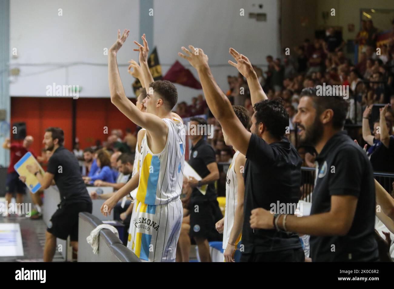 Cremona, Italien. 10. September 2022. Vanoli Cremona Banch während der Supercoppa - Vanoli Cremona vs Juvi Cremona, Italienische Basketball Serie A2 Männer Meisterschaft in Cremona, Italien, September 10 2022 Kredit: Unabhängige Fotoagentur/Alamy Live Nachrichten Stockfoto