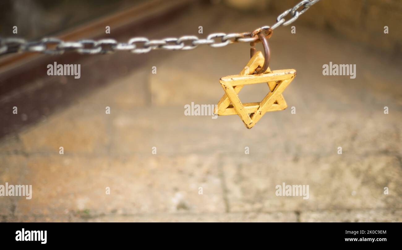 Davidstern an einer Kette. Juden. Ghetto. Jerusalem. Wand. Platz für Text kopieren. Religiöse Symbole. Schilder. Stockfoto