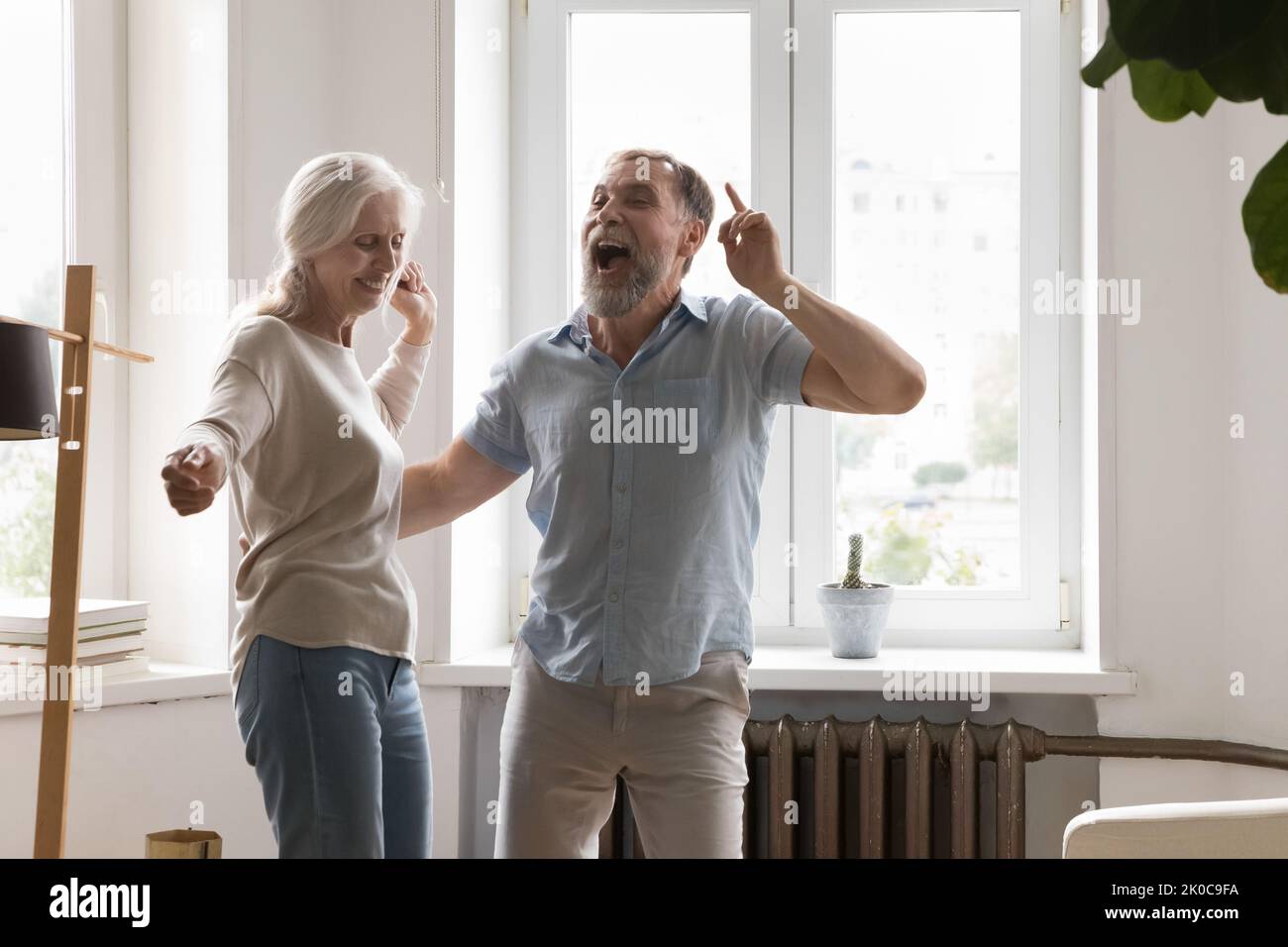 Freudig aufgeregt reifen Rentner Paar mit Spaß zu Hause Partei Stockfoto