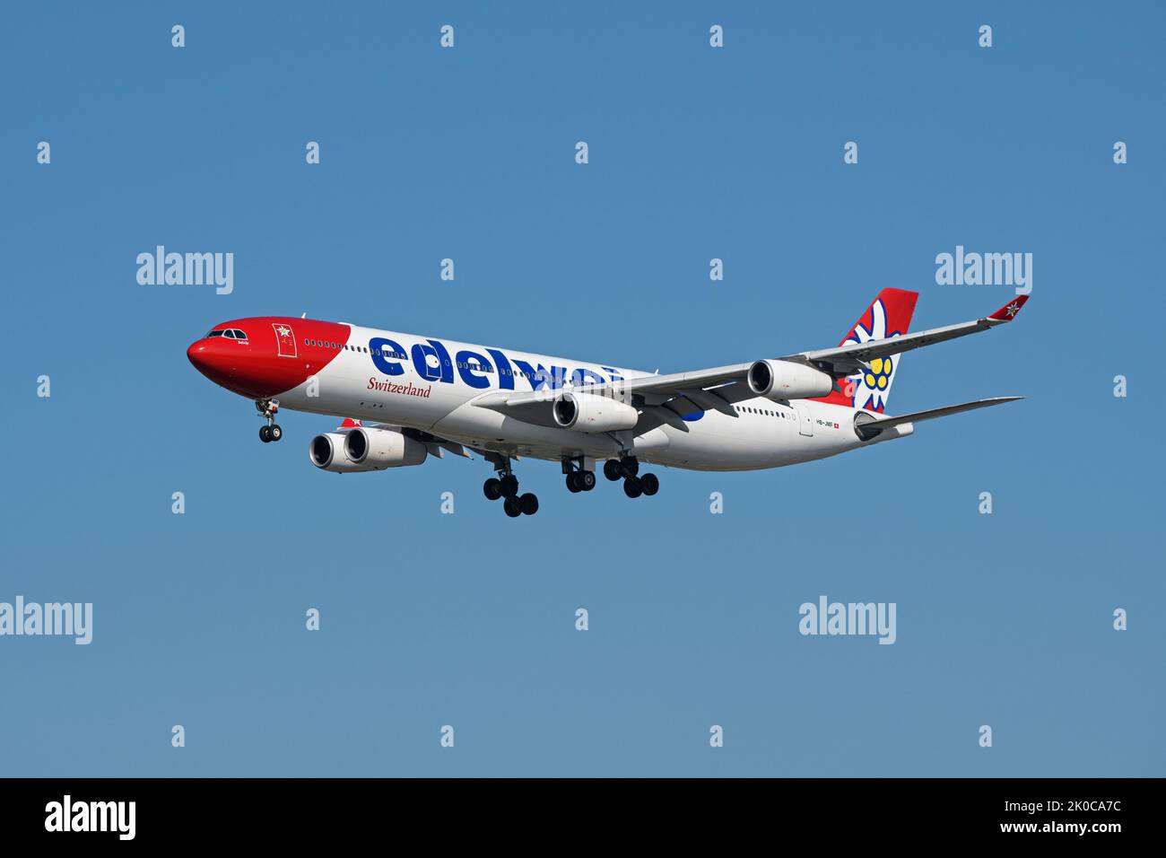 Richmond, British Columbia, Kanada. 10. September 2022. Ein Airbus A340-Jetliner (HB-JMF) der Firma Airbus von der Firma Airbus von der Firma Airbus Air, der bei der Landung auf dem internationalen Flughafen von Vancouver in die Luft fliegt. (Bild: © Bayne Stanley/ZUMA Press Wire) Stockfoto