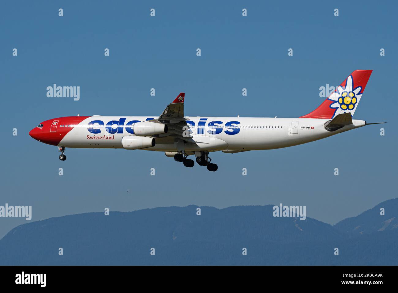 Richmond, British Columbia, Kanada. 10. September 2022. Ein Airbus A340-Jetliner (HB-JMF) der Firma Airbus von der Firma Airbus von der Firma Airbus Air, der bei der Landung auf dem internationalen Flughafen von Vancouver in die Luft fliegt. (Bild: © Bayne Stanley/ZUMA Press Wire) Stockfoto