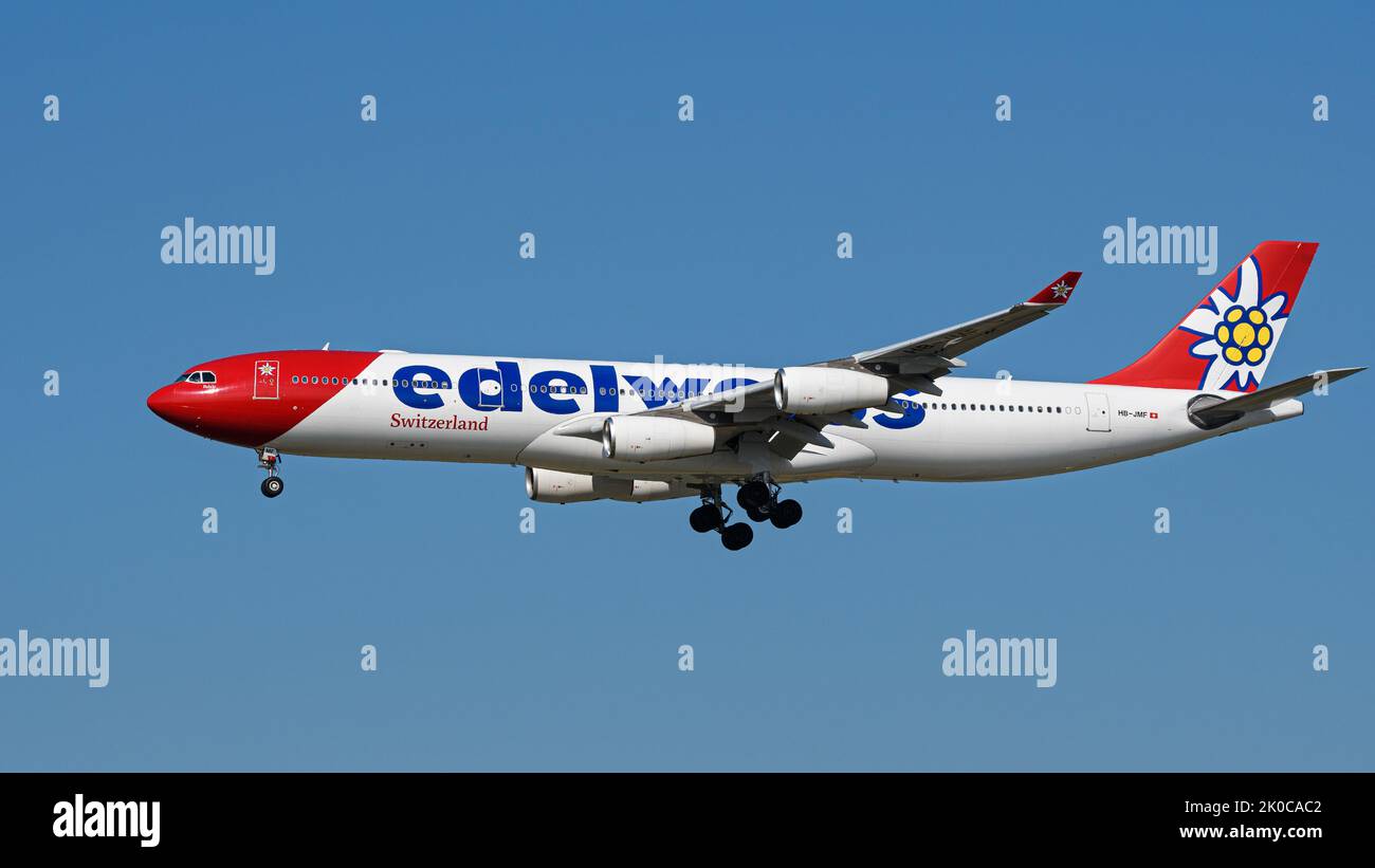 Richmond, British Columbia, Kanada. 10. September 2022. Ein Airbus A340-Jetliner (HB-JMF) der Firma Airbus von der Firma Airbus von der Firma Airbus Air, der bei der Landung auf dem internationalen Flughafen von Vancouver in die Luft fliegt. (Bild: © Bayne Stanley/ZUMA Press Wire) Stockfoto