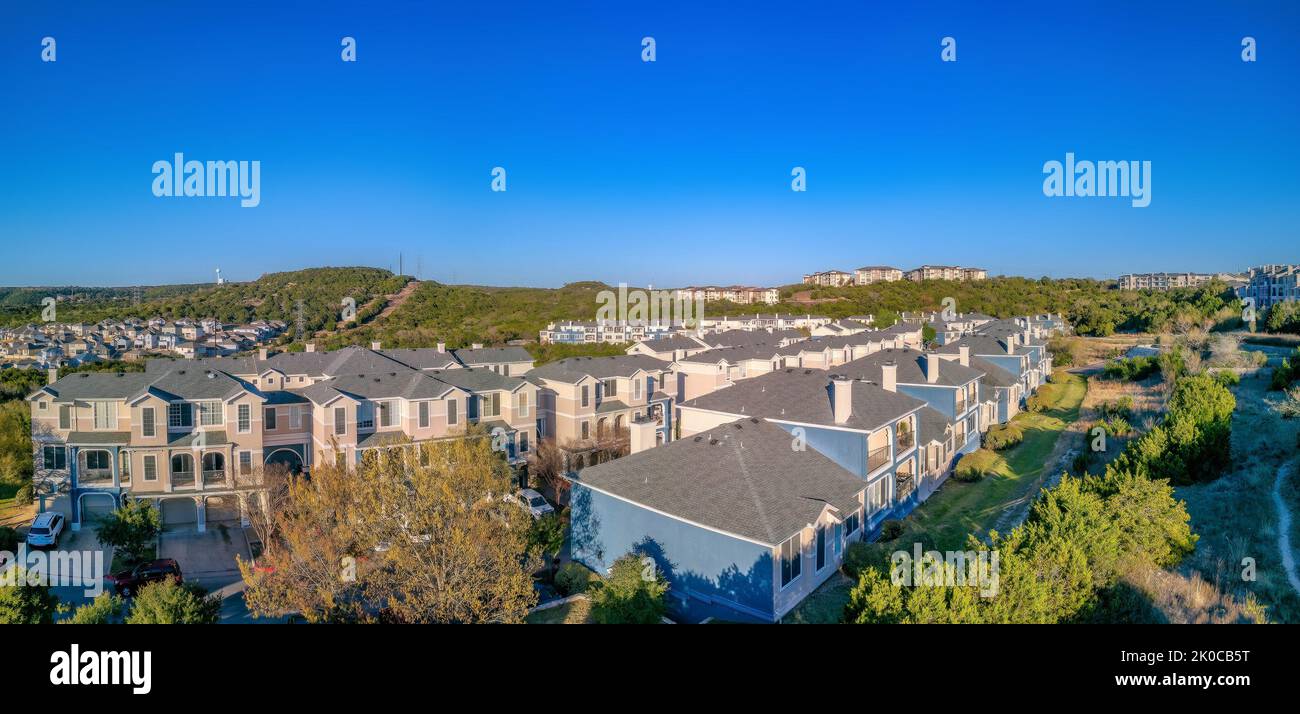 Austin, Texas - Nachbarschaft mit dreistöckigen Nebengebäuden mit angeschlossener Garage. Luftaufnahme von Wohngebäuden in der Nähe der Bäume. Stockfoto