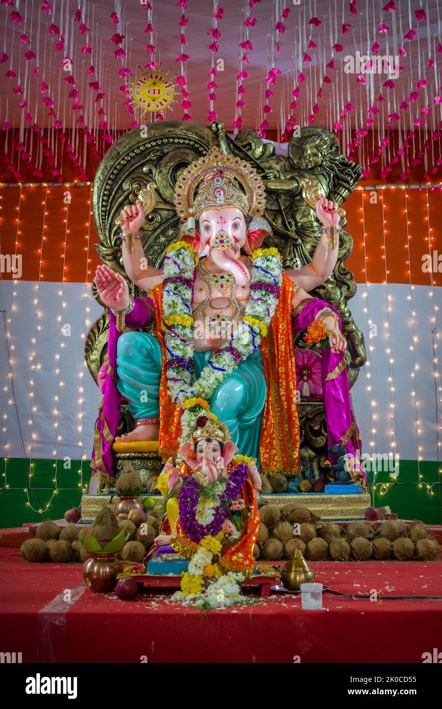Eine Statue von Lord Ganesh auf einem mandal in Mumbai für das verheißungsvolle indische Fest von Ganesh Chaturth Stockfoto