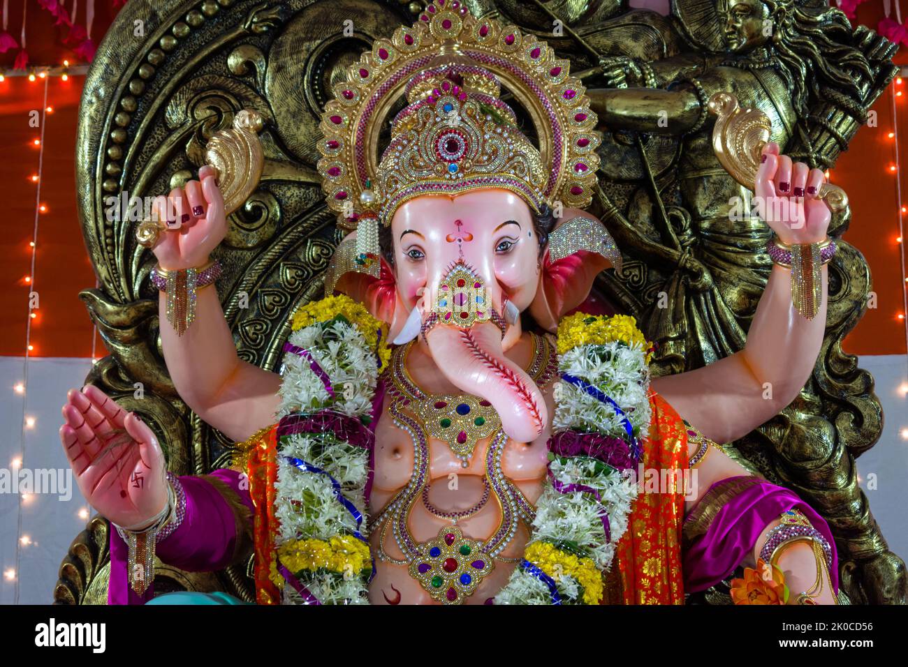 Eine Statue von Lord Ganesh auf einem mandal in Mumbai für das verheißungsvolle indische Fest von Ganesh Chaturth Stockfoto