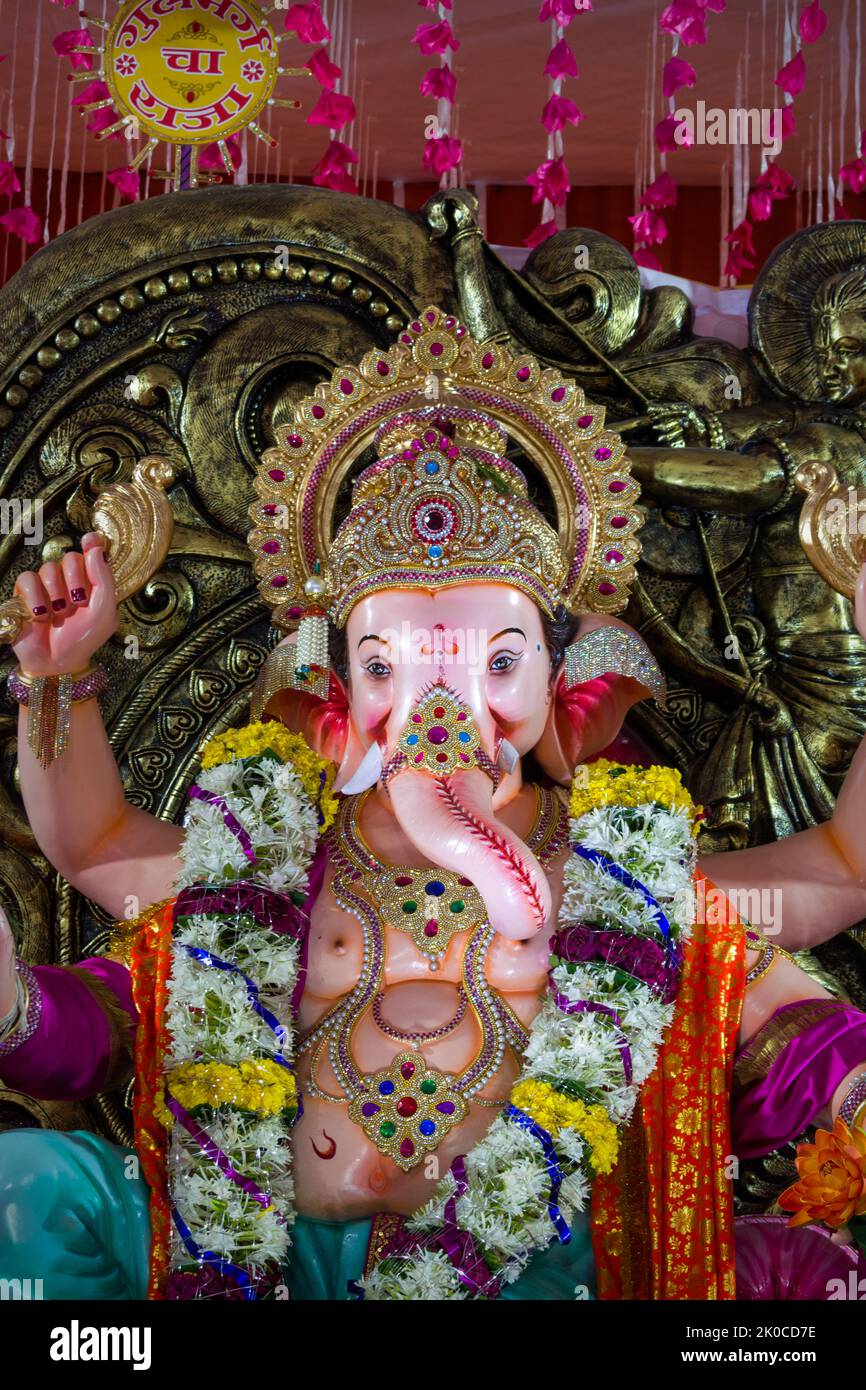 Eine Statue von Lord Ganesh auf einem mandal in Mumbai für das verheißungsvolle indische Fest von Ganesh Chaturth Stockfoto