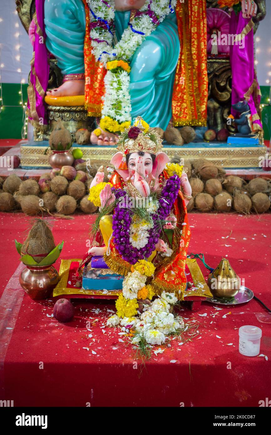 Eine Statue von Lord Ganesh auf einem mandal in Mumbai für das verheißungsvolle indische Fest von Ganesh Chaturth Stockfoto