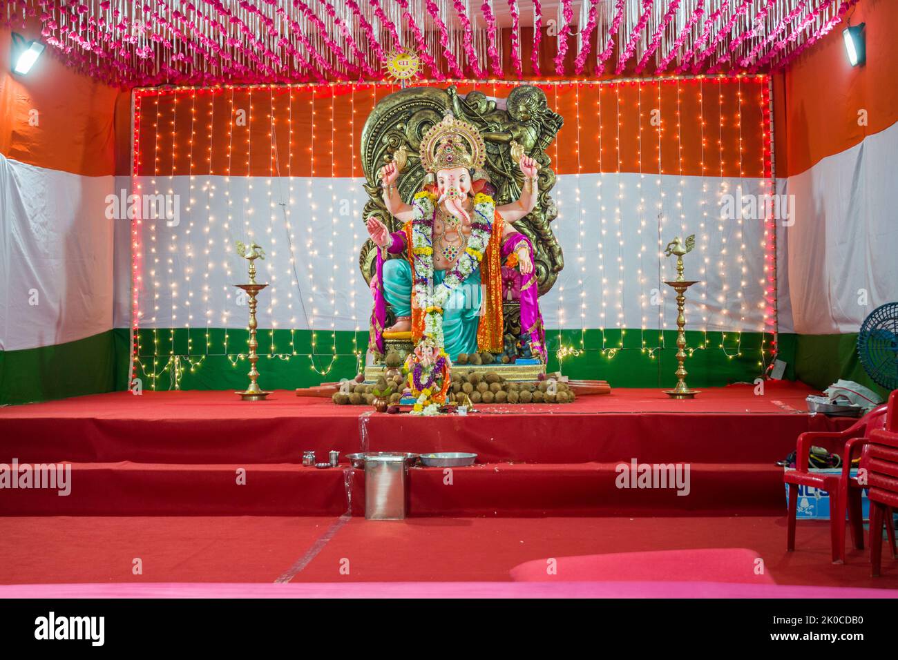 Eine Statue von Lord Ganesh auf einem mandal in Mumbai für das verheißungsvolle indische Fest von Ganesh Chaturth Stockfoto