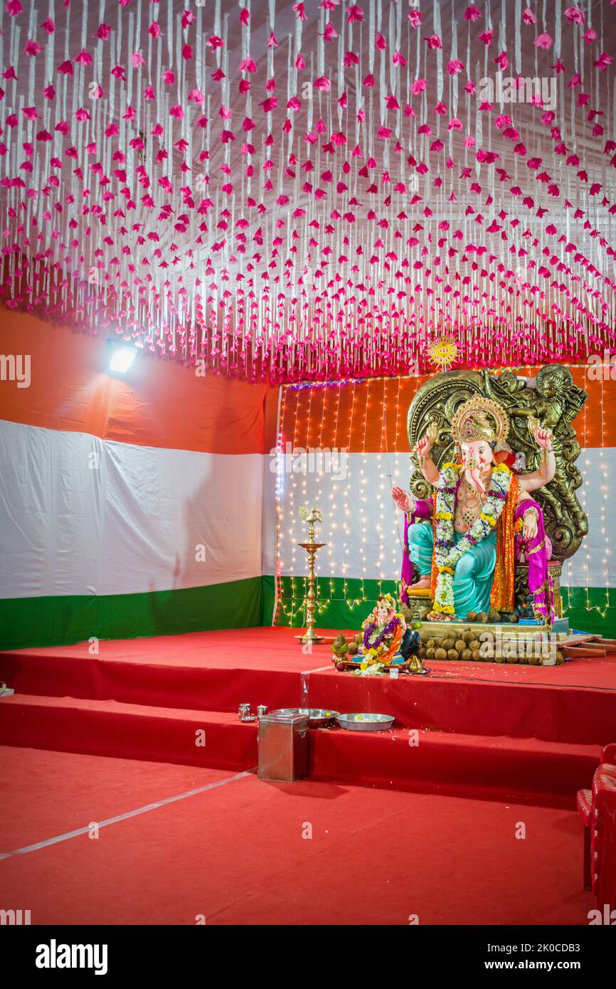 Eine Statue von Lord Ganesh auf einem mandal in Mumbai für das verheißungsvolle indische Fest von Ganesh Chaturth Stockfoto
