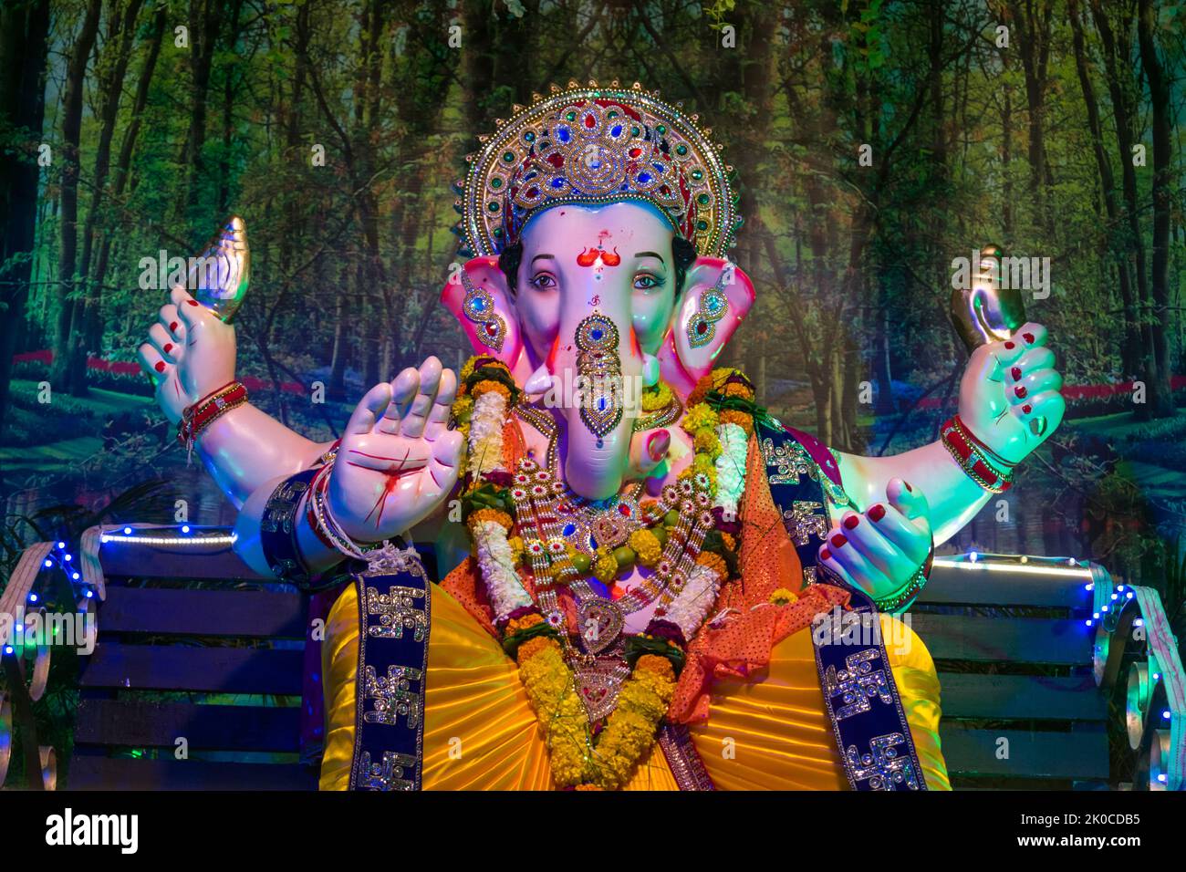 Eine Statue von Lord Ganesh auf einem mandal in Mumbai für das verheißungsvolle indische Fest von Ganesh Chaturth Stockfoto