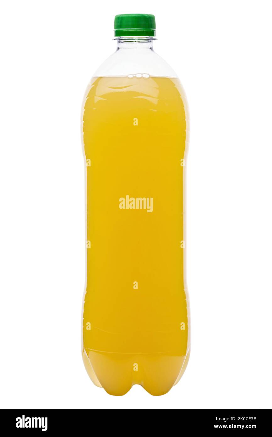 Gelber Soda-Pop oder Softdrink in Plastikflasche isoliert auf weißem Hintergrund. Datei enthält Beschneidungspfad. Stockfoto