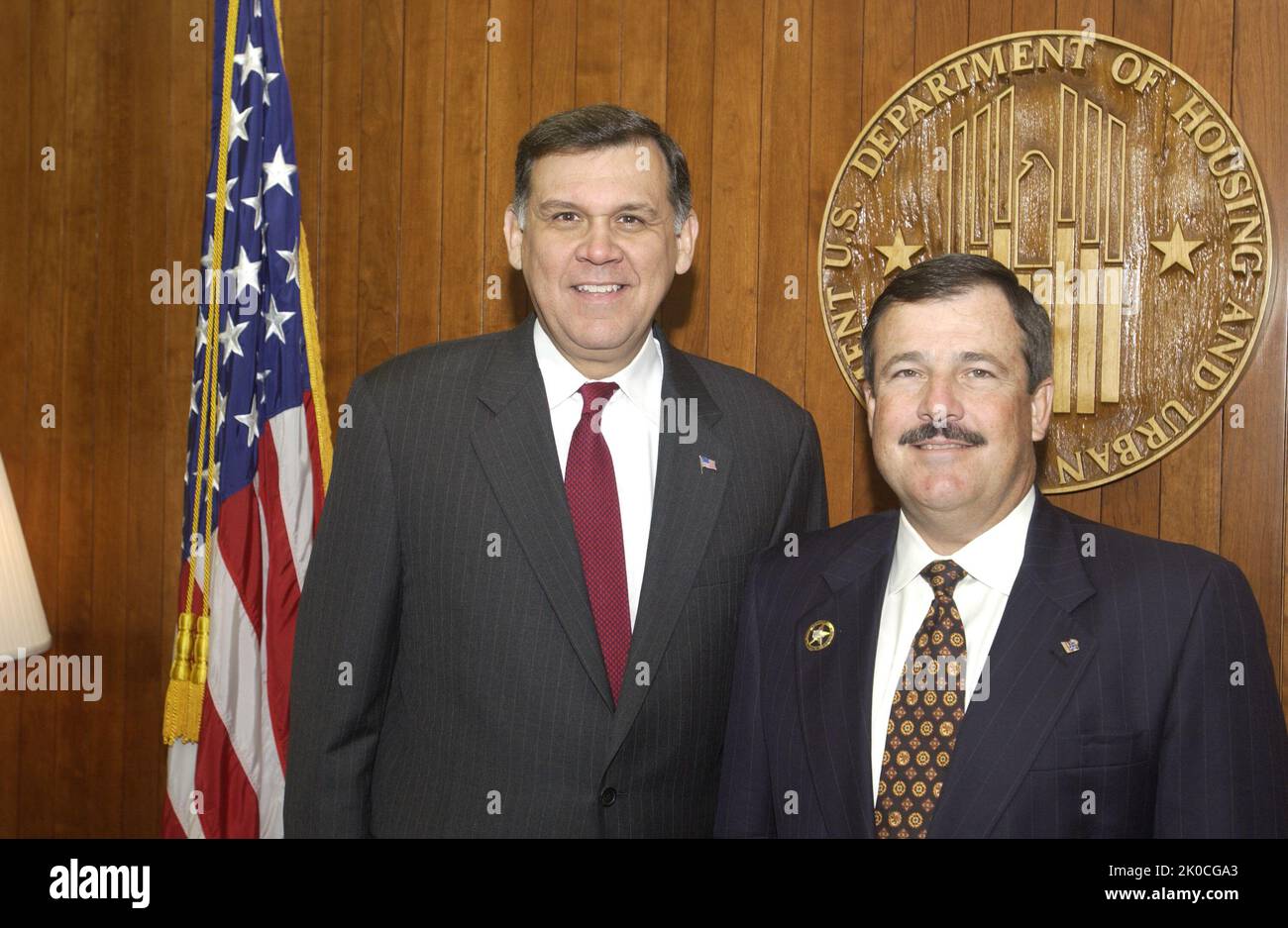 Sekretär Mel Martinez mit John Horan. Sekretär Mel Martinez mit John Horan-Subject, Sekretär Mel Martinez erhält Besuch im HUD-Hauptquartier von John Horan, Seminole County, Anwalt und Bürgeraktivist in Florida. Stockfoto