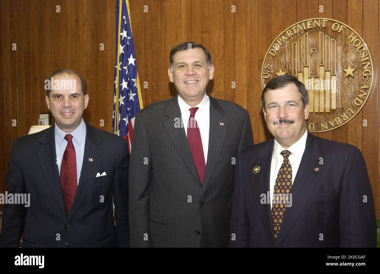 Sekretär Mel Martinez mit John Horan. Sekretär Mel Martinez mit John Horan-Subject, Sekretär Mel Martinez erhält Besuch im HUD-Hauptquartier von John Horan, Seminole County, Anwalt und Bürgeraktivist in Florida. Stockfoto